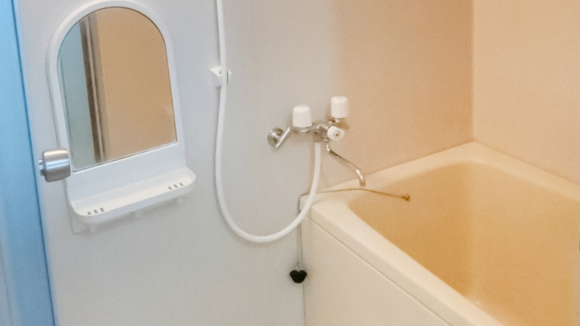 ・バスルーム／洗い場付きのお風呂。お湯を溜めてゆっくりとおくつろぎください。