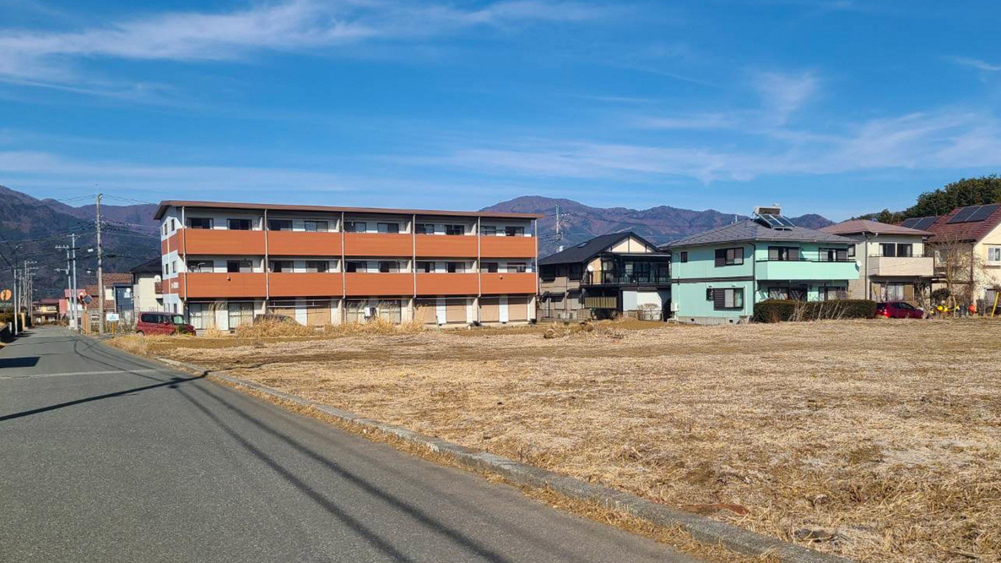 ・スーパーやコンビニに車で3分と近く、買い出しが便利