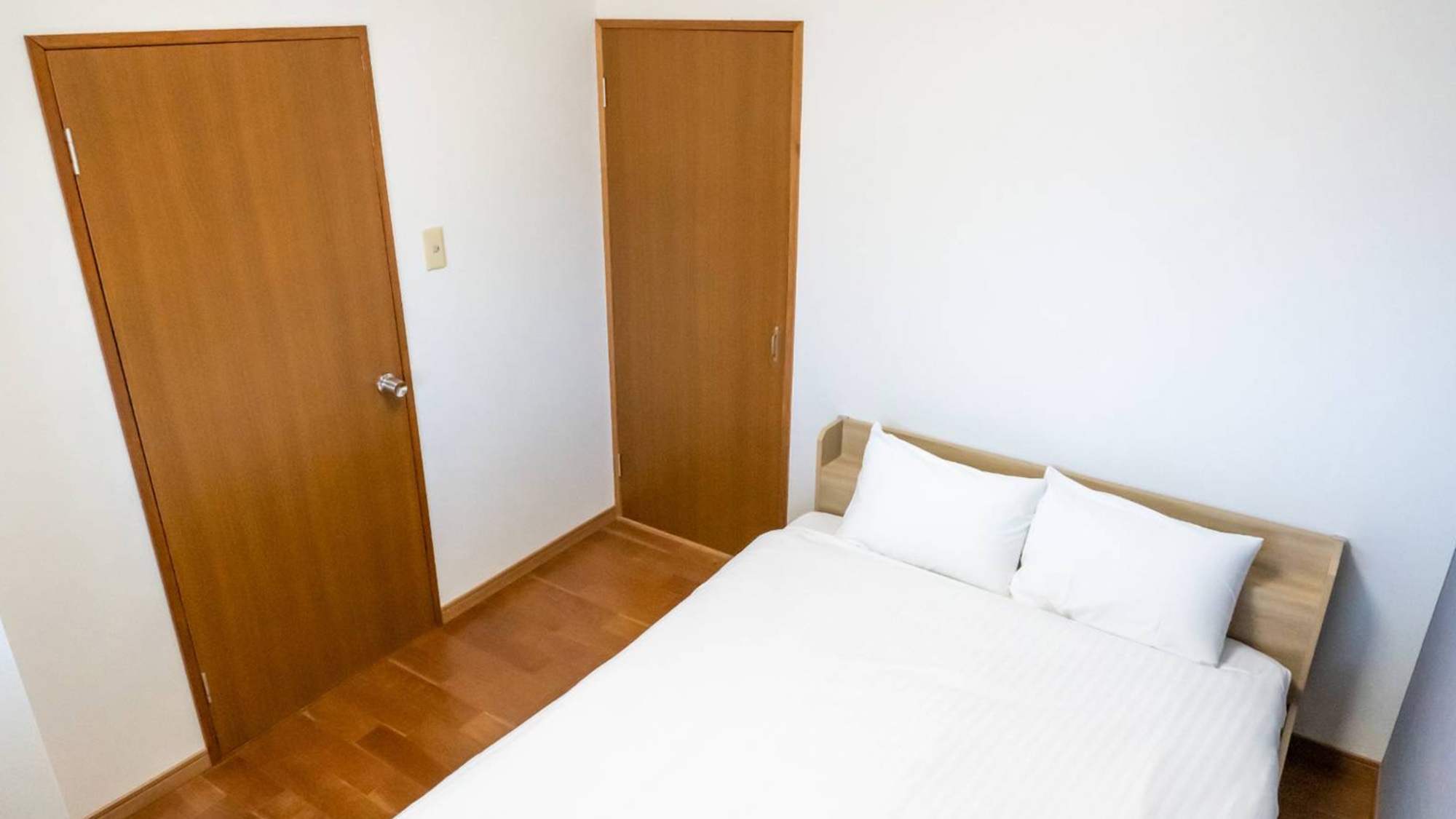 ・寝室／ダブルベッド1台を備えた落ち着いた洋室です。