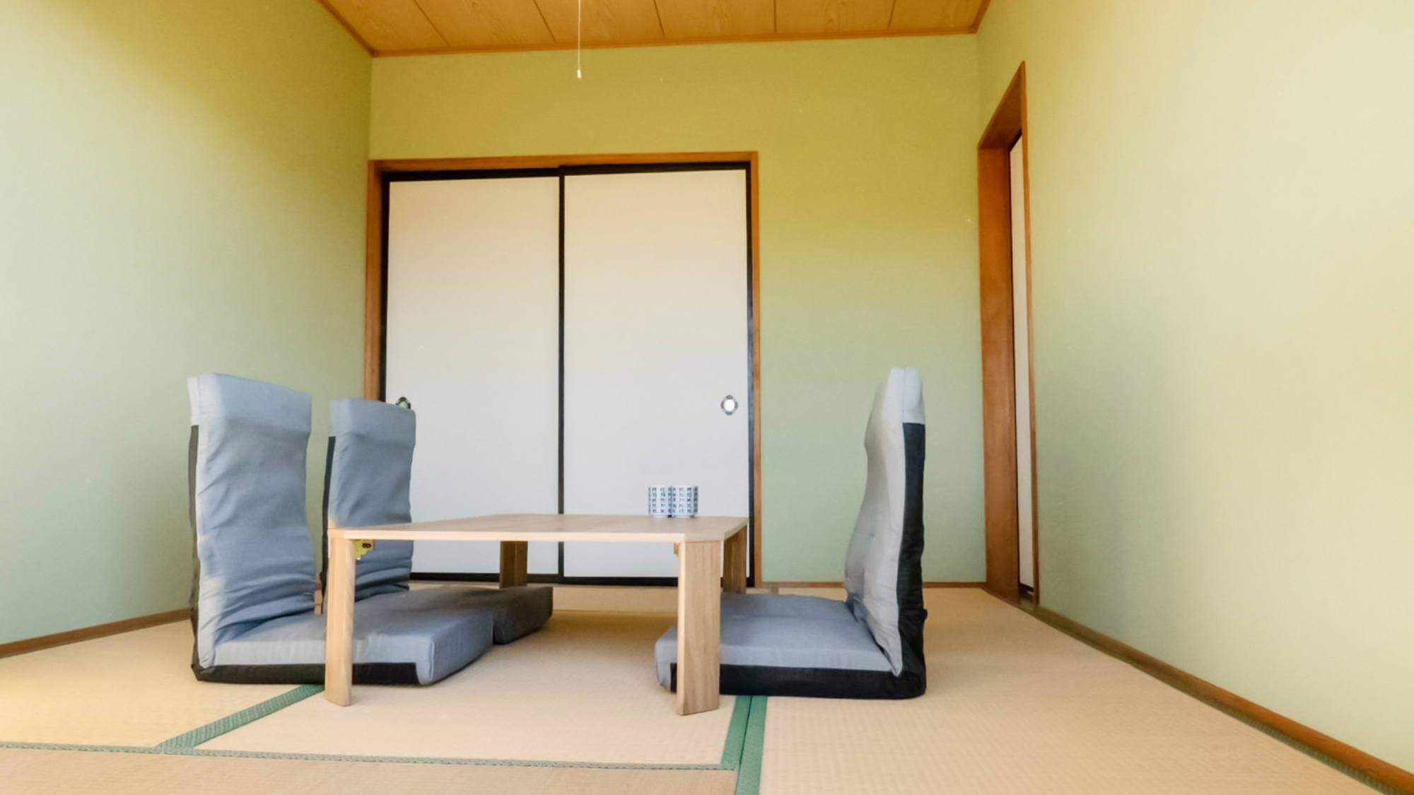 ・和室／テーブルセットがあるので、お食事はこちらでどうぞ。布団を敷いて寝室にも。