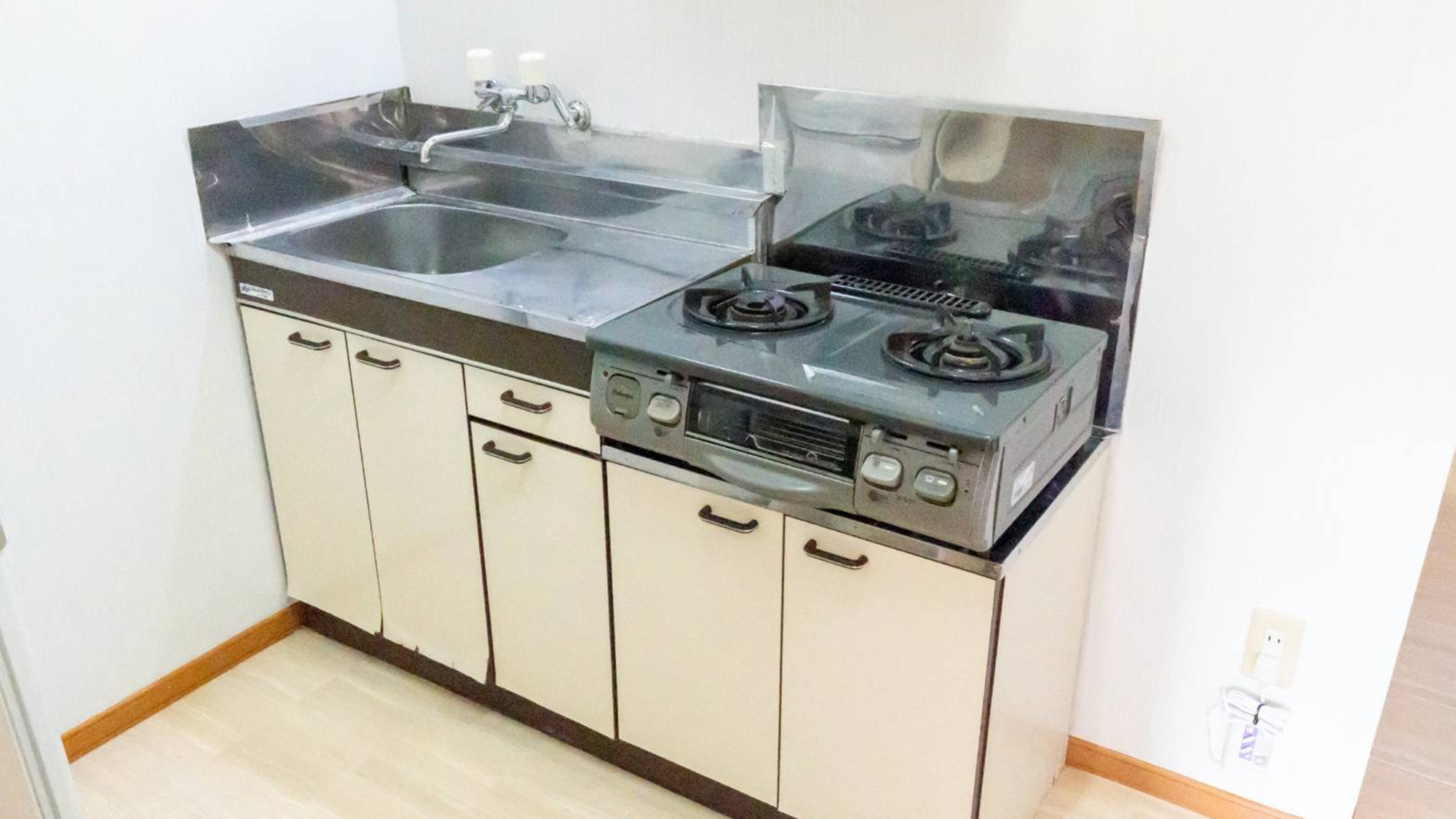 ・キッチン／2口ガスコンロに、調理用具も備えているので、簡単な料理をしていただけます。