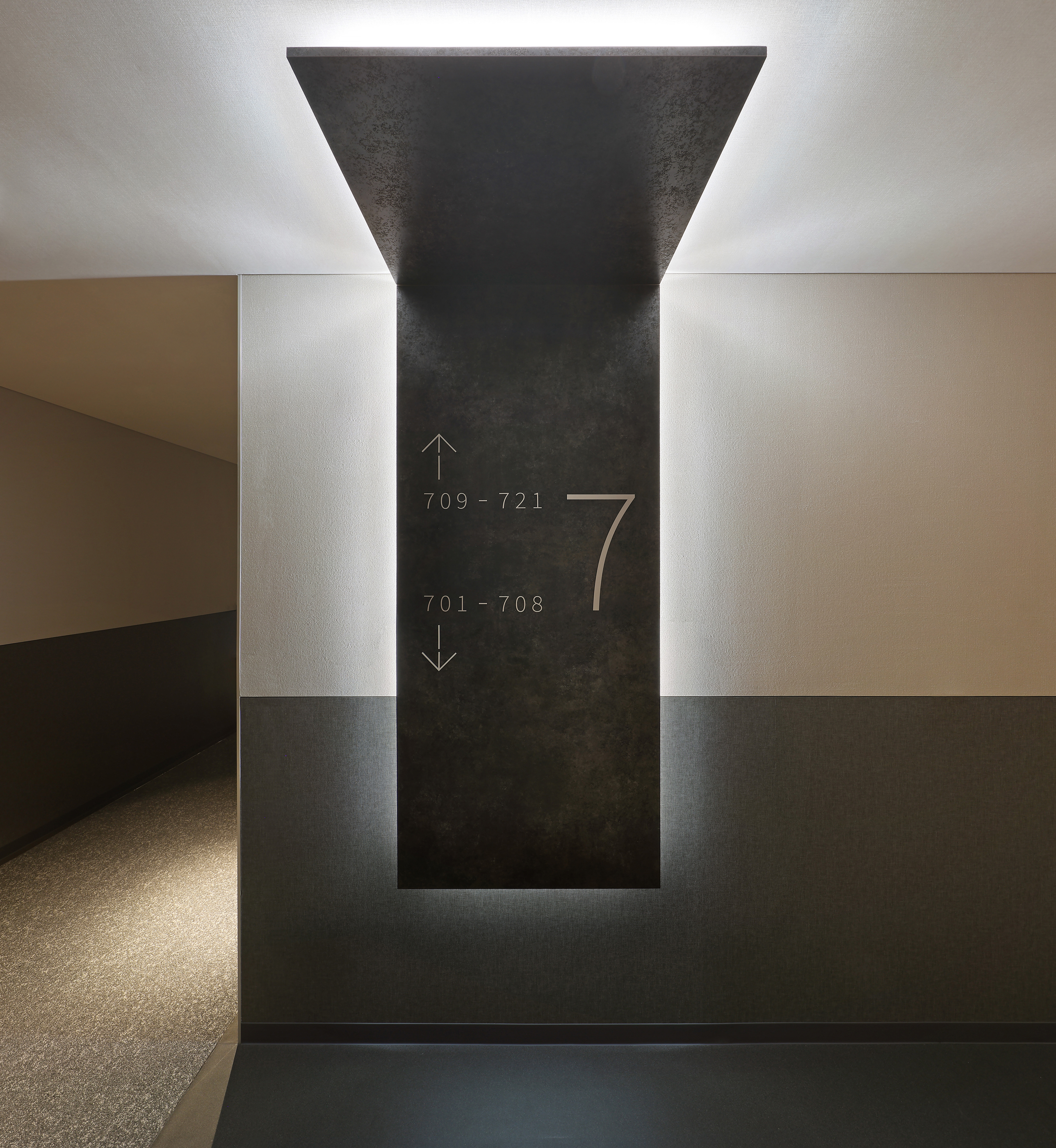 7階エレベーターホール