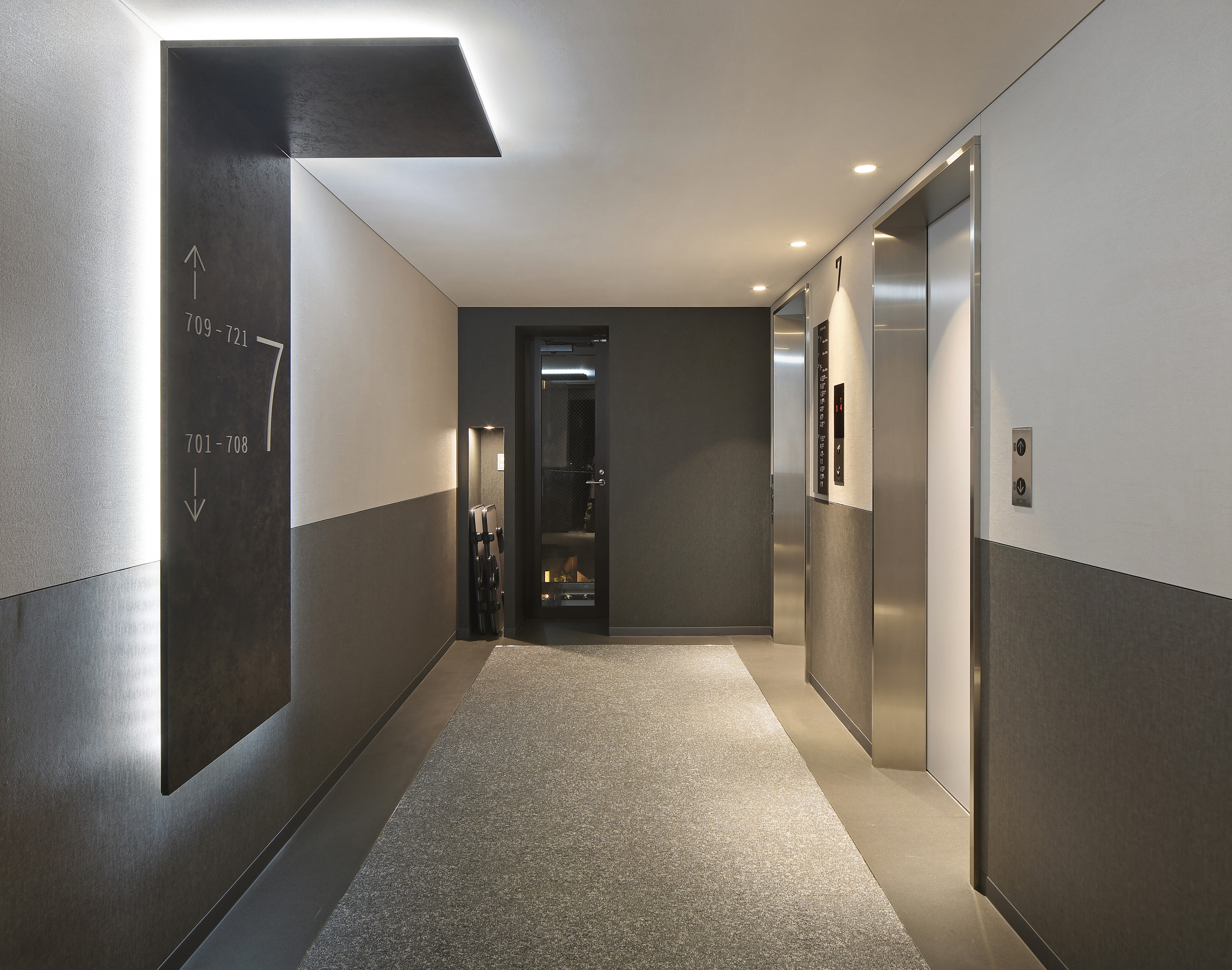 7階エレベーターホール