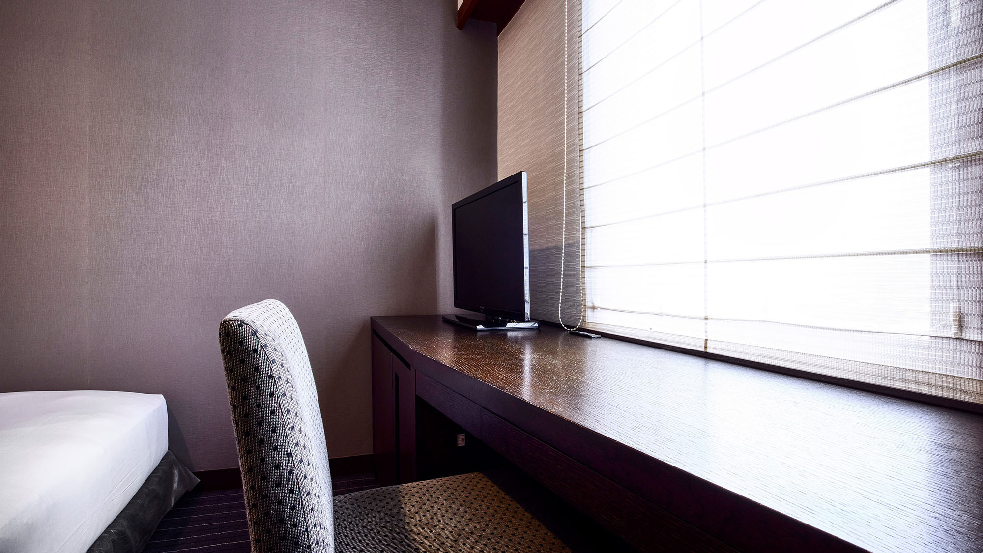 広めのライティングデスクを配し、ビジネス利用に便利です。｜モデレートダブル