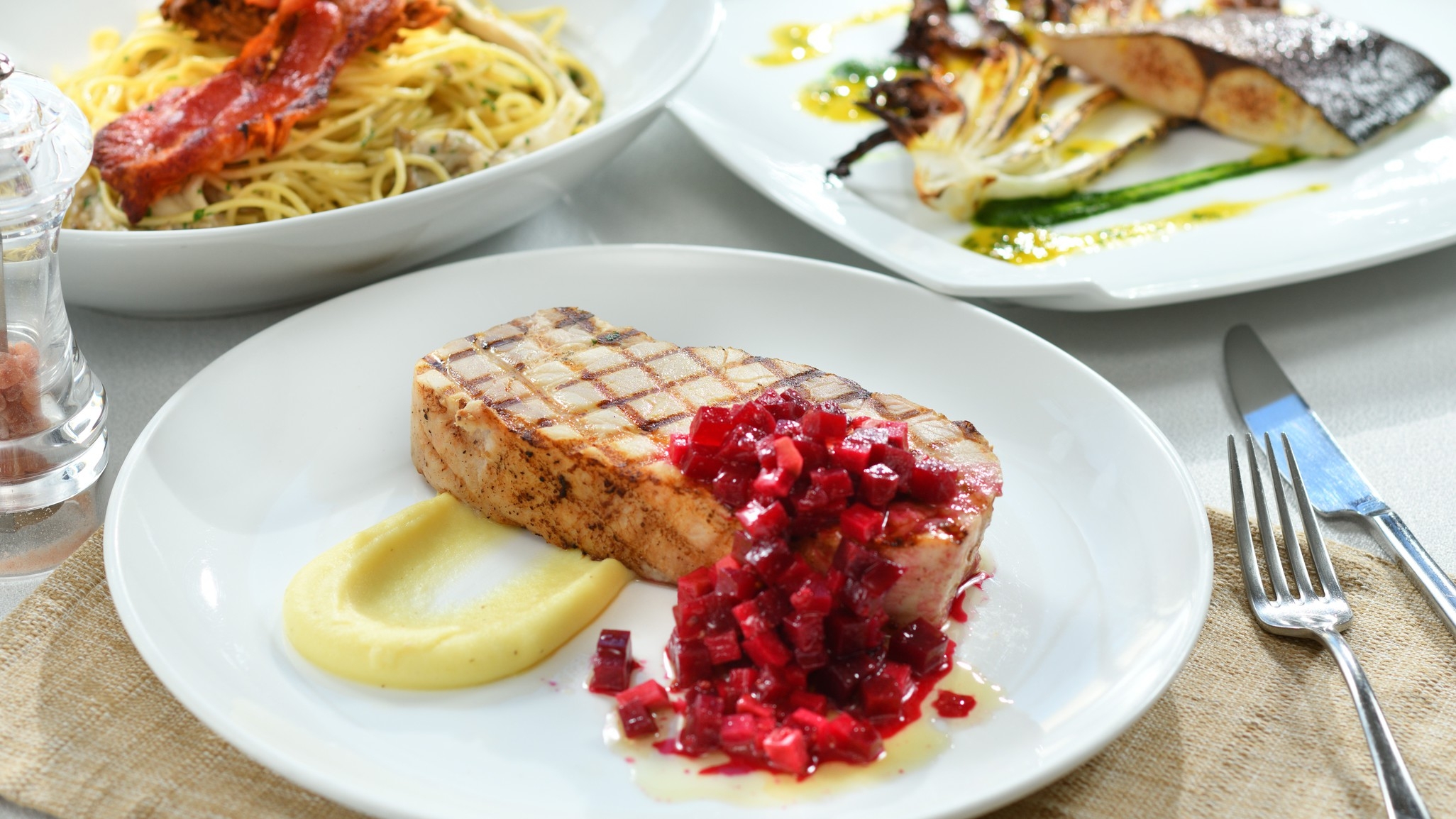 【夏休みにオススメ！】3種から選べるメインのハーフブッフェ＆ゆったり昼までレイトアウト♪朝食付