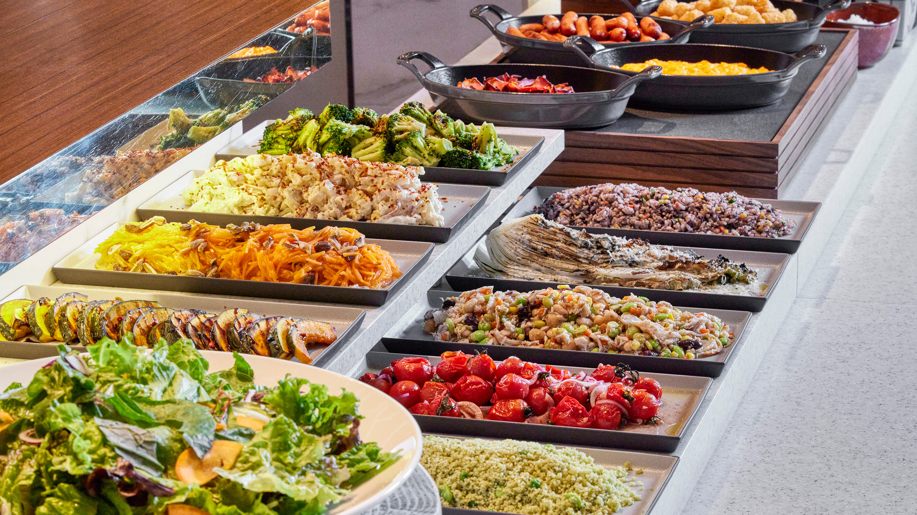 朝食ビュッフェ |　彩り豊かで種類豊富な河北町の採れたて野菜を使用したサラダデリ ※イメージ