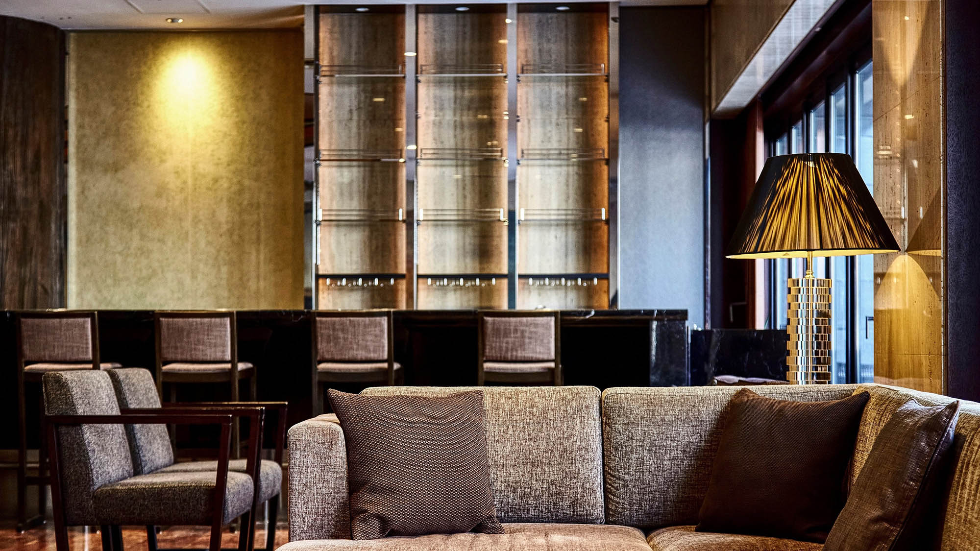 クラシカルで落ち着いた内装のラウンジ