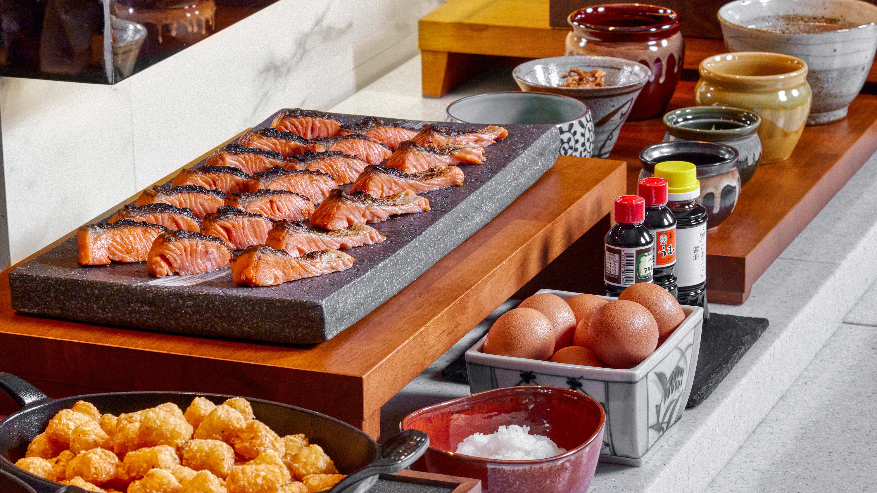 朝食ビュッフェ | 濃厚な味わいの米沢紅花たまごや香ばしく焼き上げた魚やが並びます ※イメージ