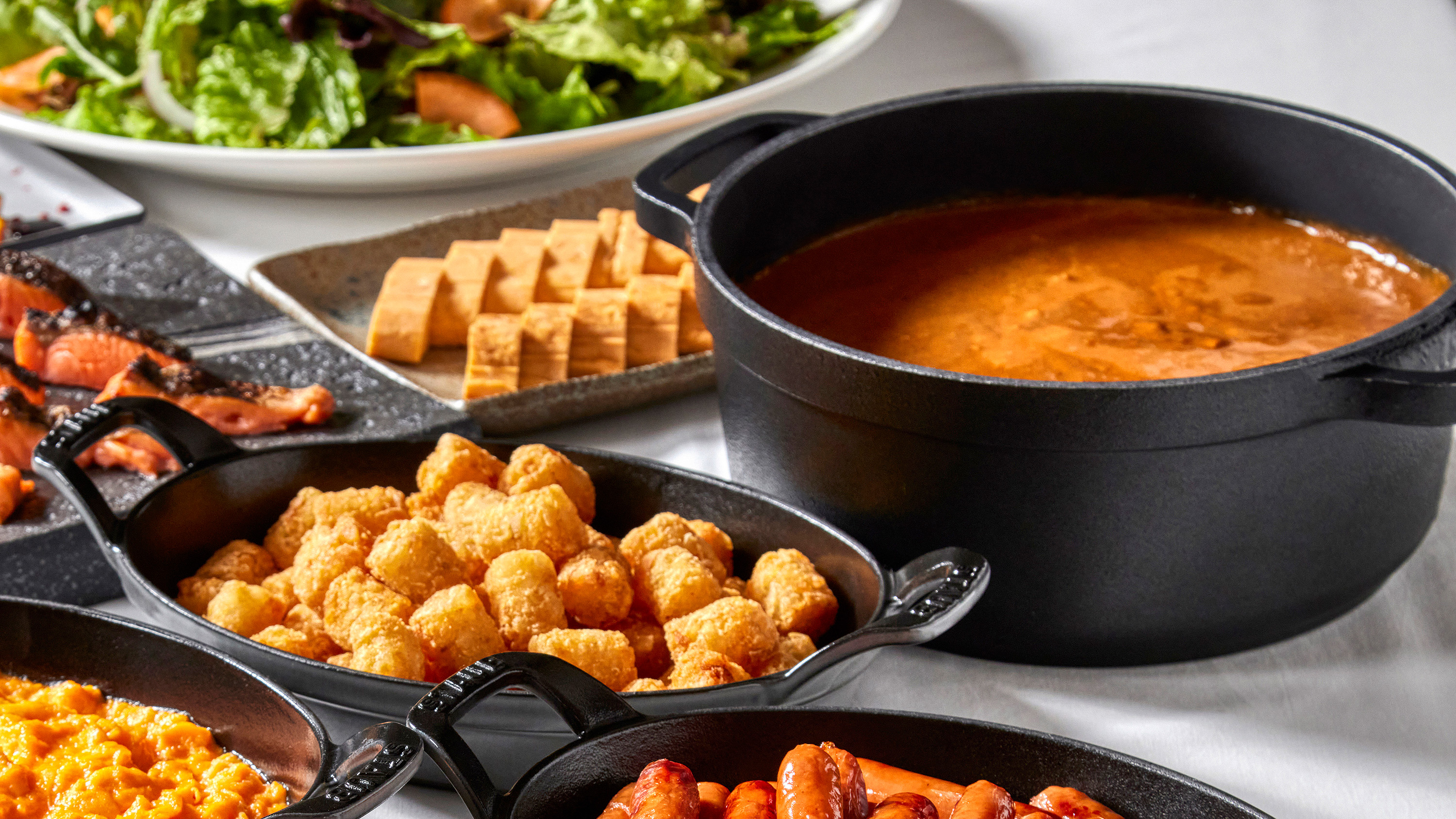 朝食ビュッフェ | 食欲をそそるバターチキンキーマカレーは、ご飯が進むこと間違いなし ※イメージ