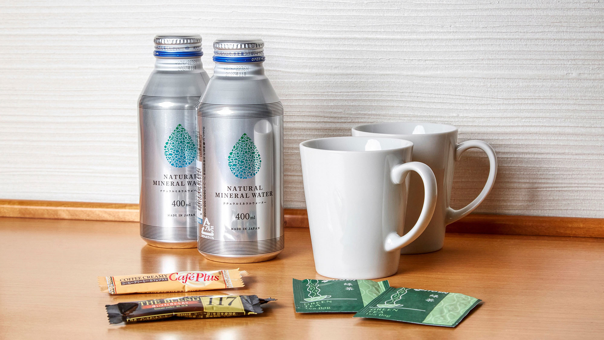 全客室にミネラルウォーターとスティックコーヒー、お茶をご用意しております。