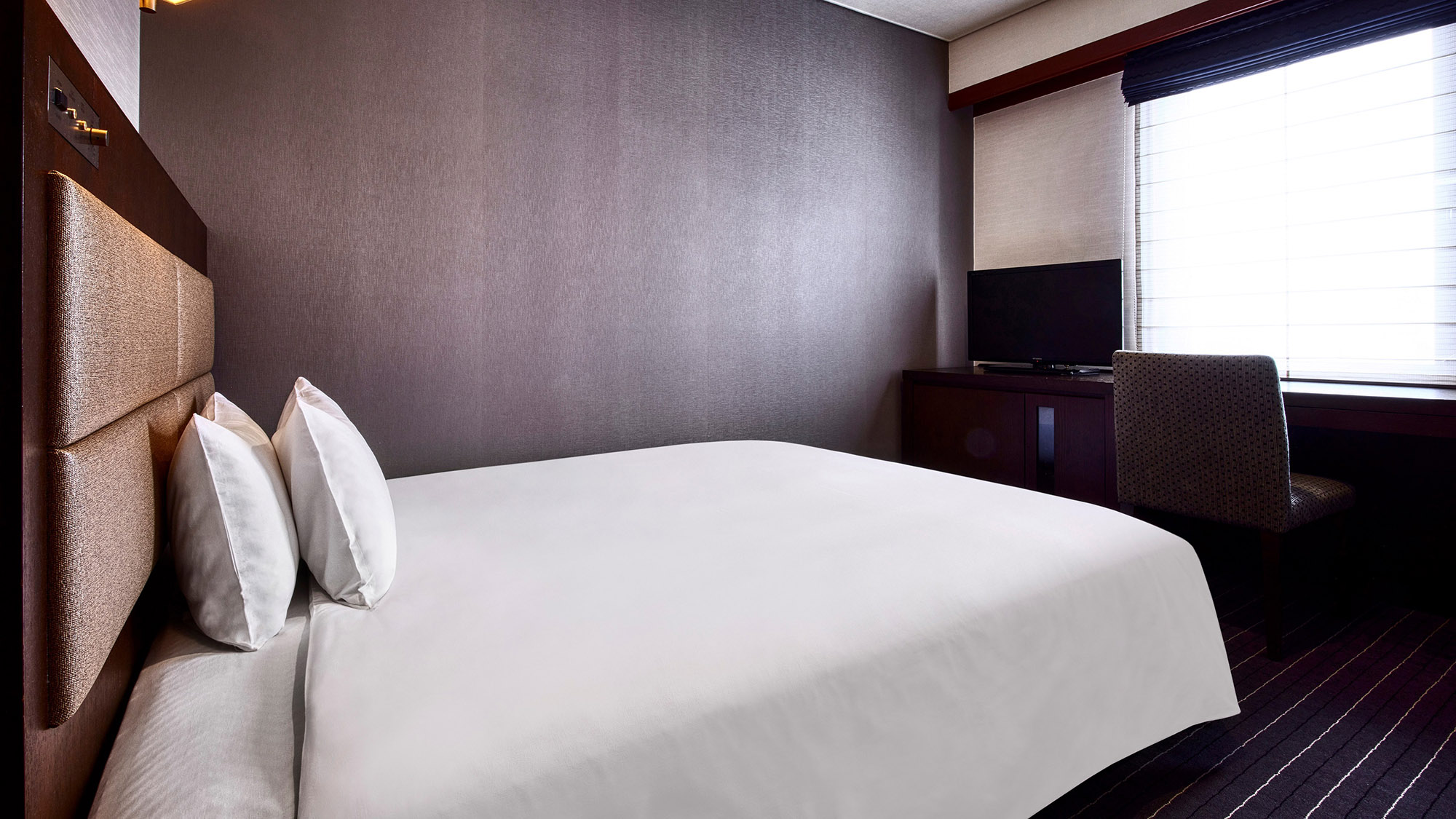 高級ベッドブランド、シーリー製のクイーンサイズベッドを設置。｜モデレートダブル