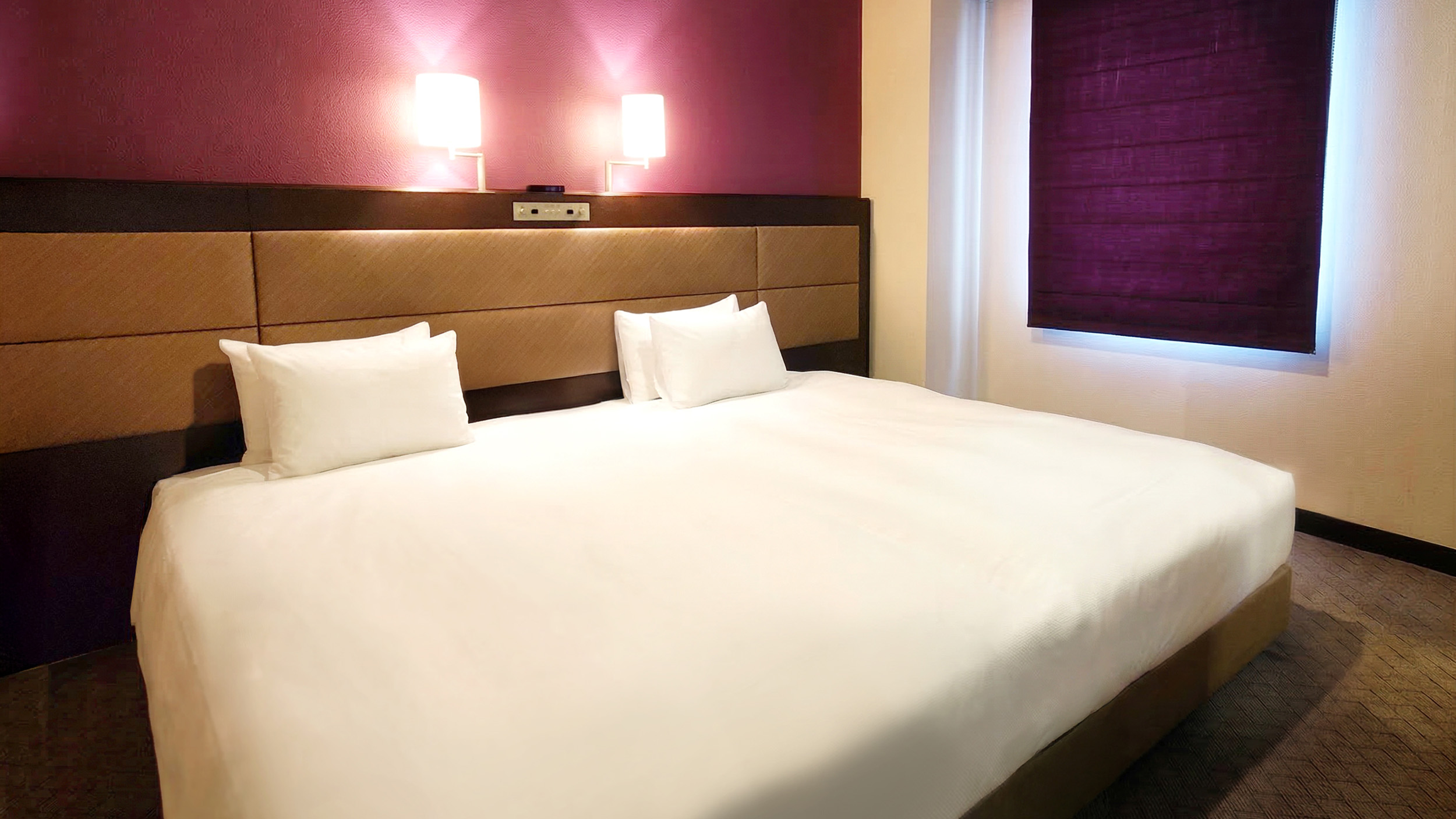 エグゼクティブキング｜定員２名。ベッド幅240cmのワイドキングサイズ。シーリー製のベッドを採用。