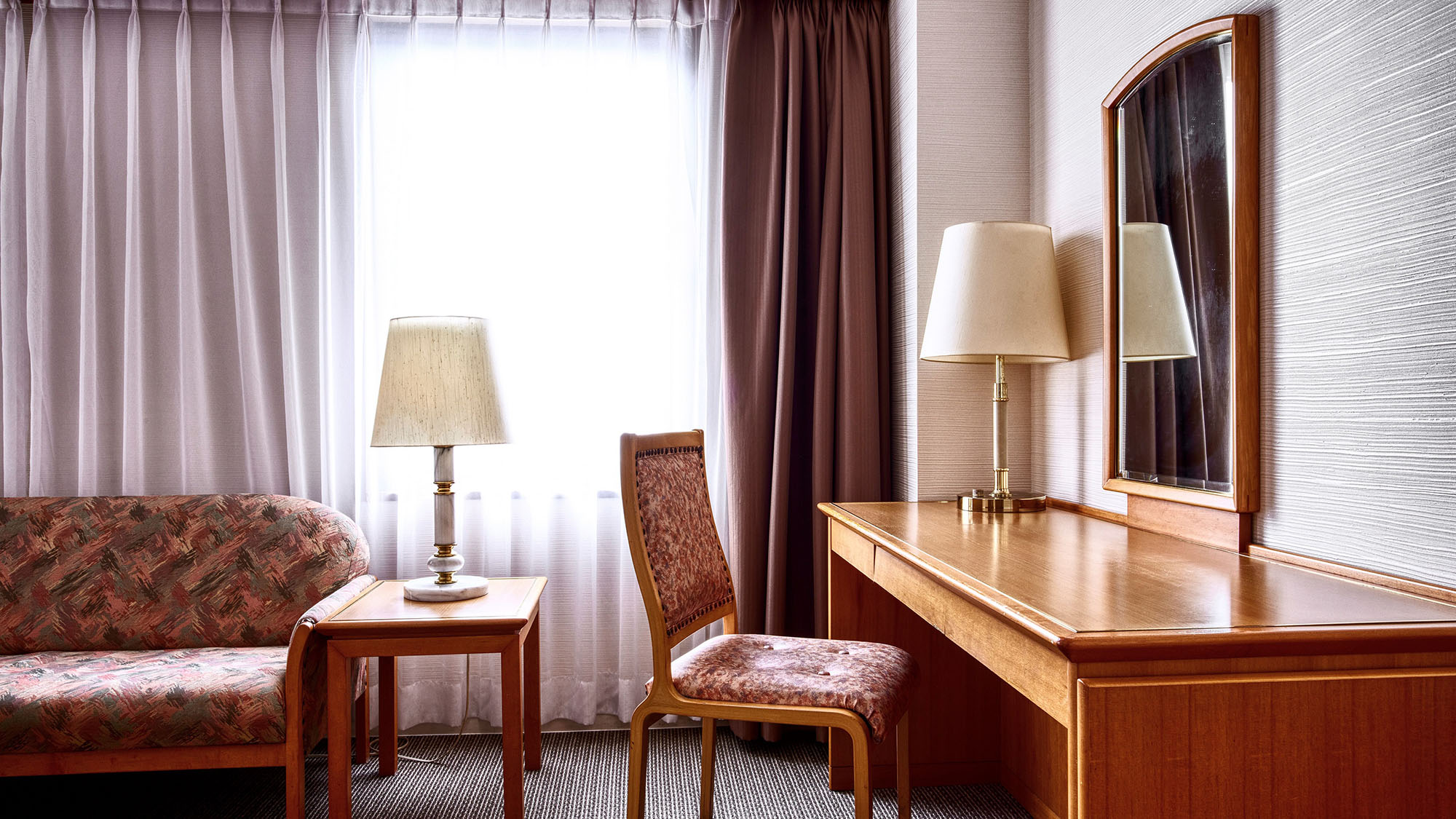 デラックスダブル｜ライティングデスクもありパソコン作業に便利。｜デラックスダブル