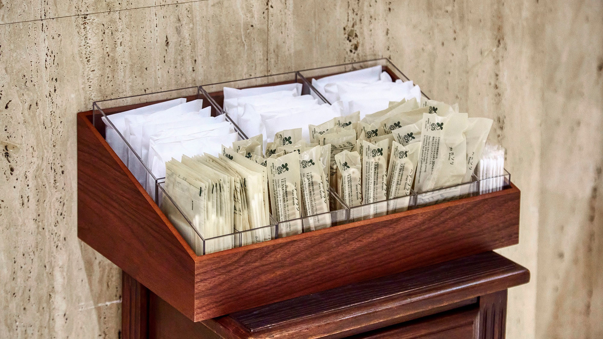 フロントにてアメニティバーを設置しております。（ボディタオル、カミソリ、ヘアブラシ、コットン、綿棒）