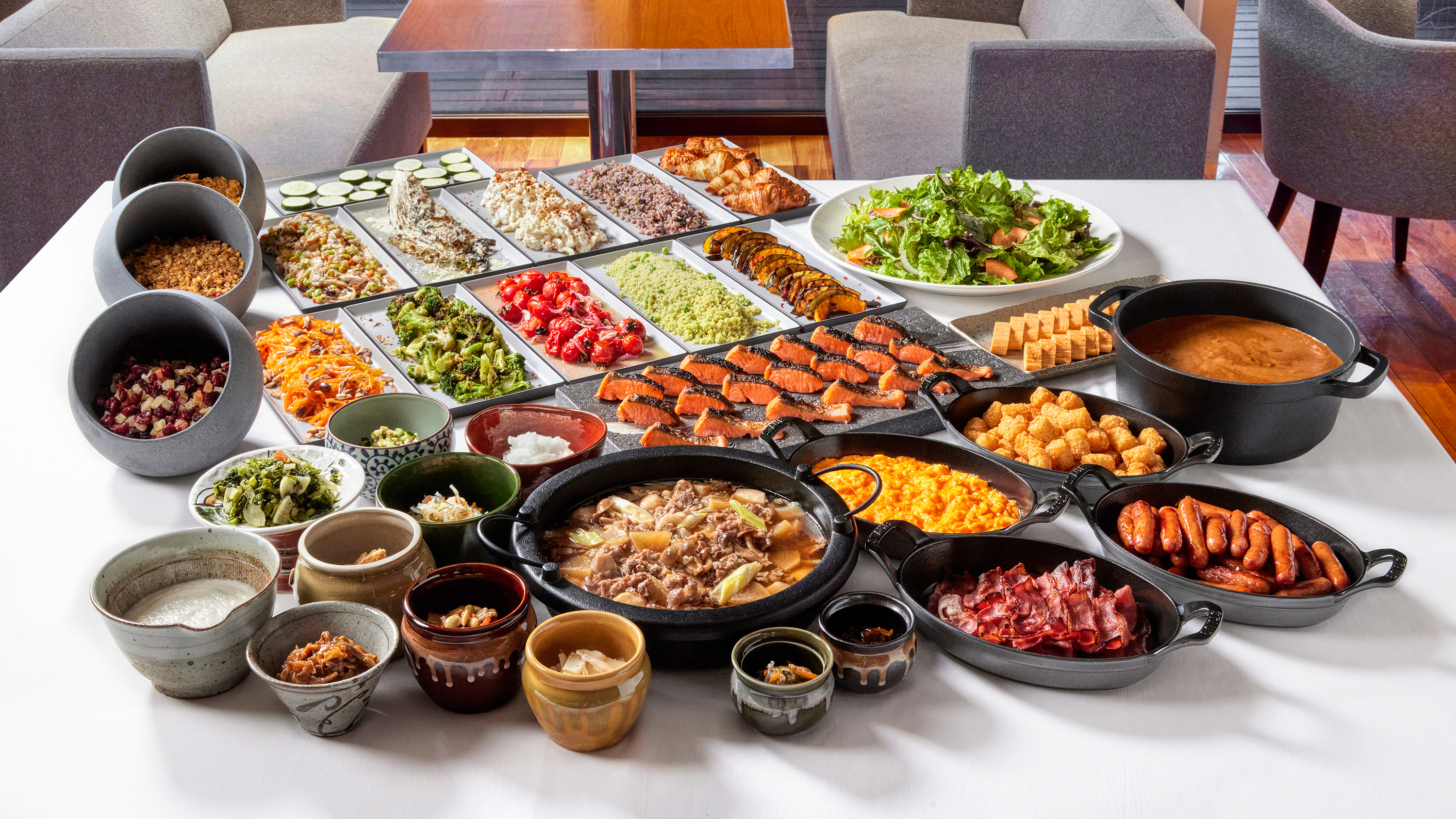 朝食ビュッフェ | 地域の味覚を堪能！和洋さまざまな料理が並ぶ贅沢な朝食ビュッフェ ※イメージ