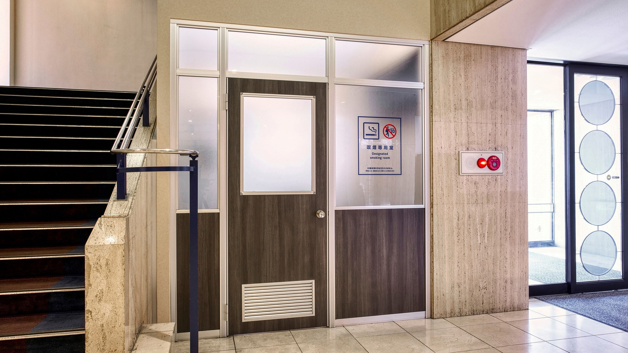 喫煙ブース（1F）