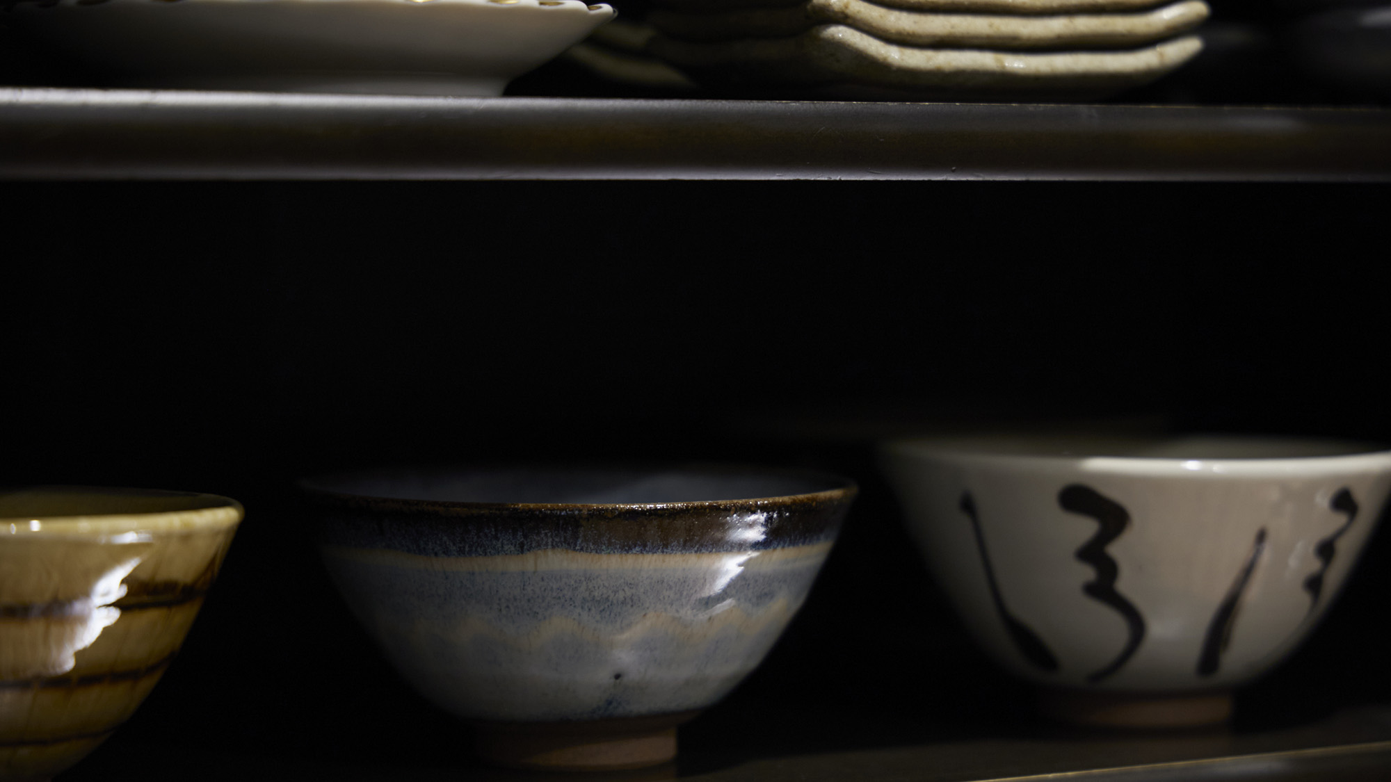 ・【食器】丹波篠山の名産・丹波焼の食器もございます。素朴な風合いをお食事とともにお楽しみください