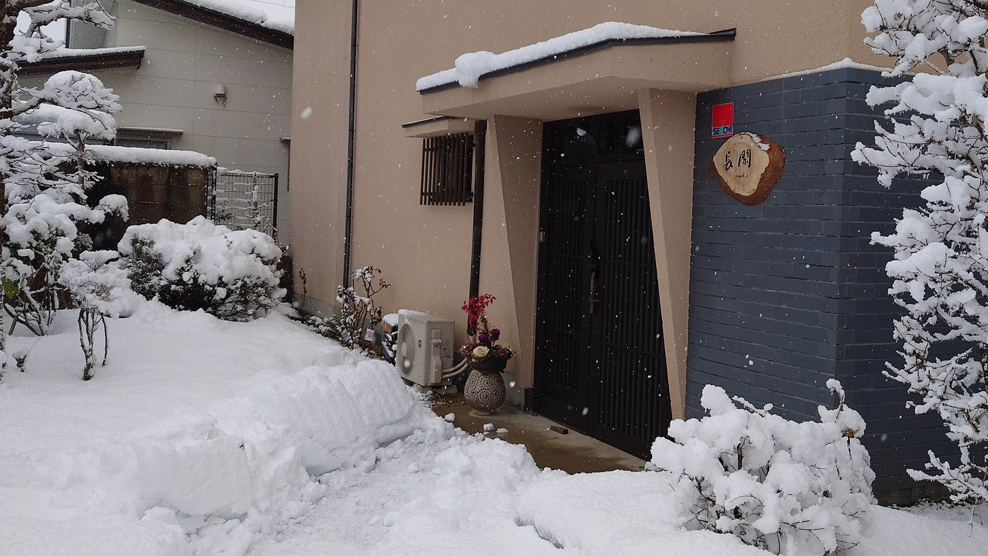 ・【エントランス】豊岡の市街地にありながら但馬の自然を感じられるロケーション