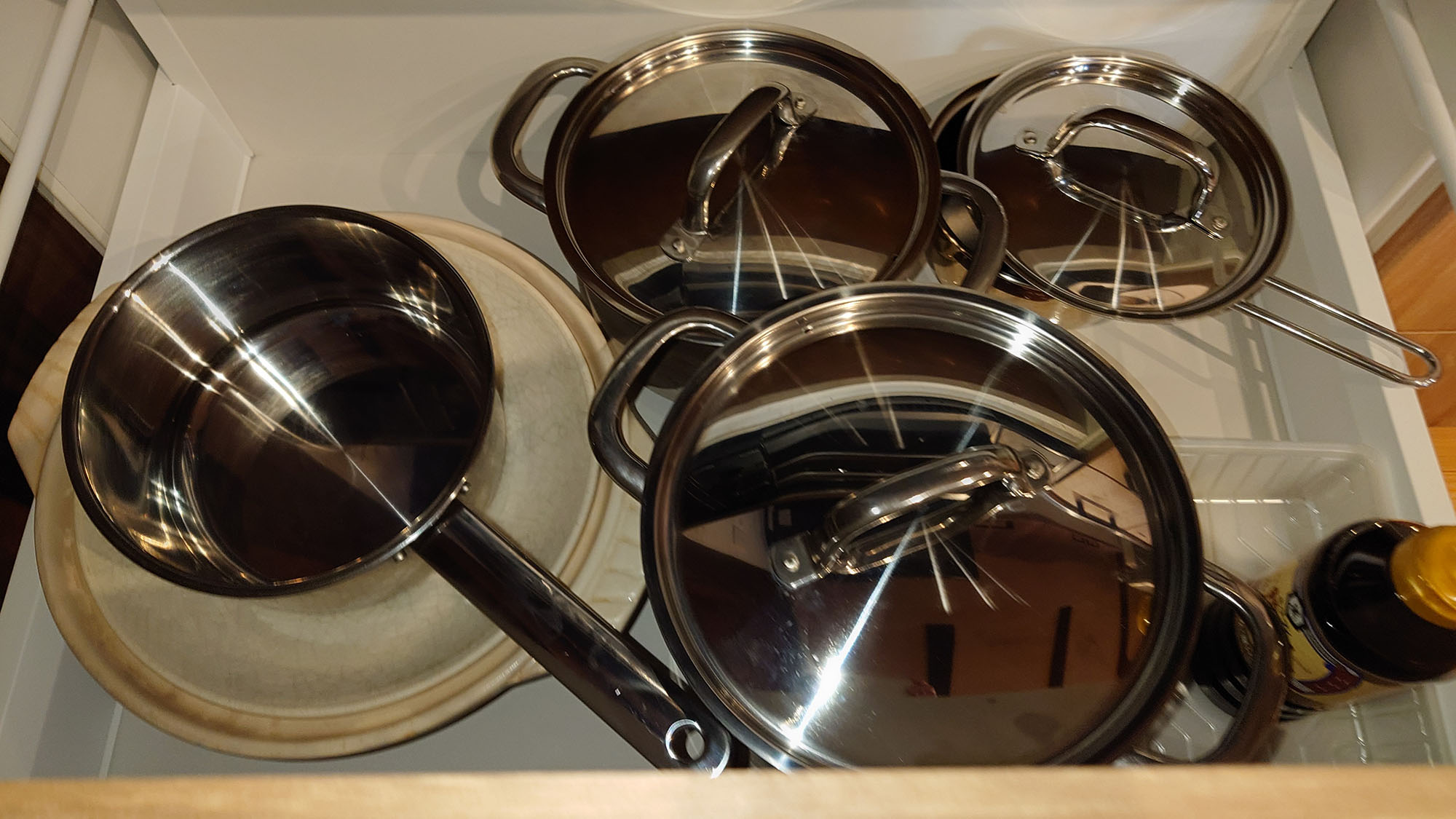 ・【キッチン】多様なサイズの鍋をご用意しております、お食事に合わせてお好きにご利用ください