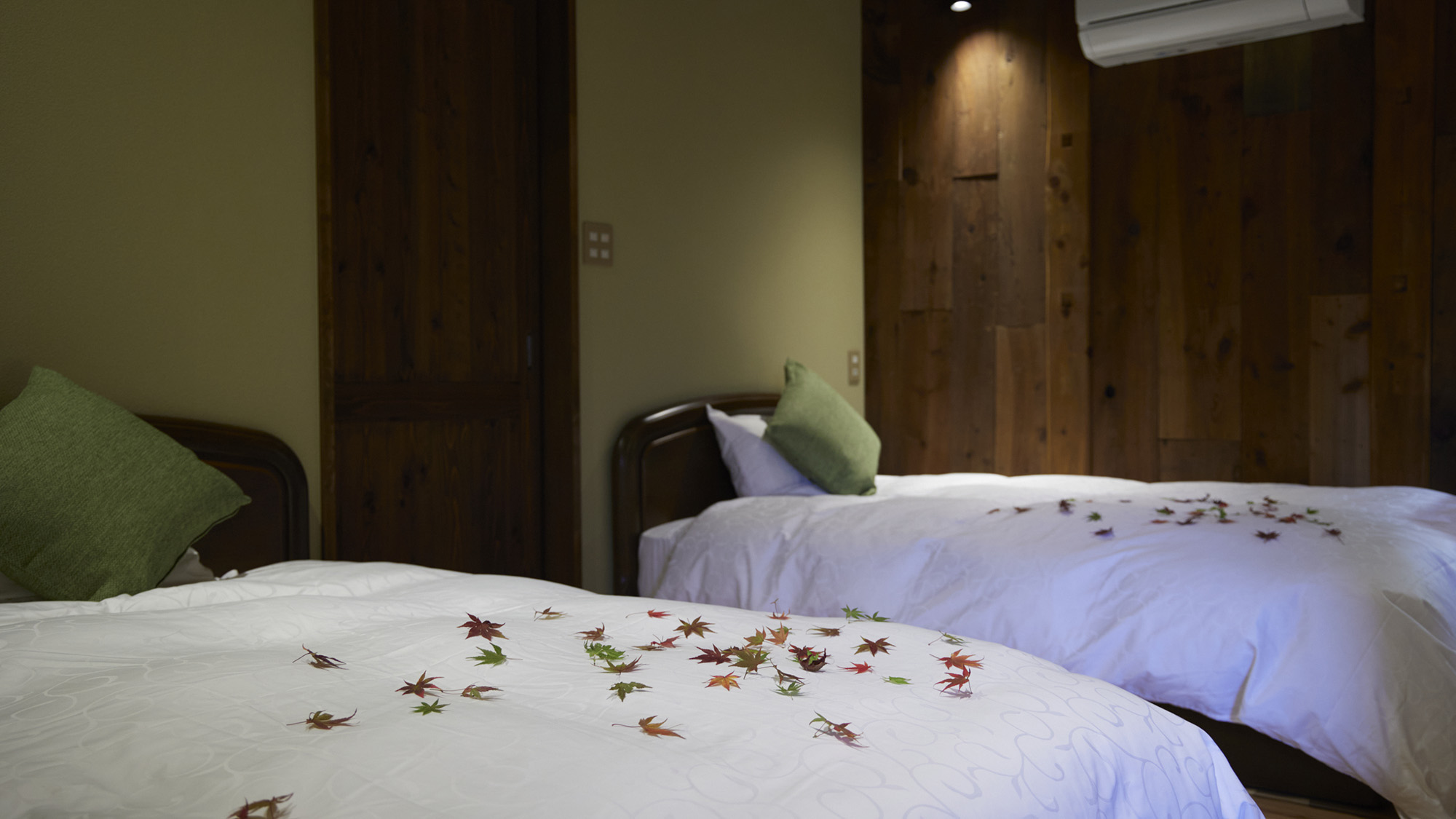 ・【ベッドルーム】ゆったり寝られるセミダブルサイズのベッドです。のびのびとお寛ぎください