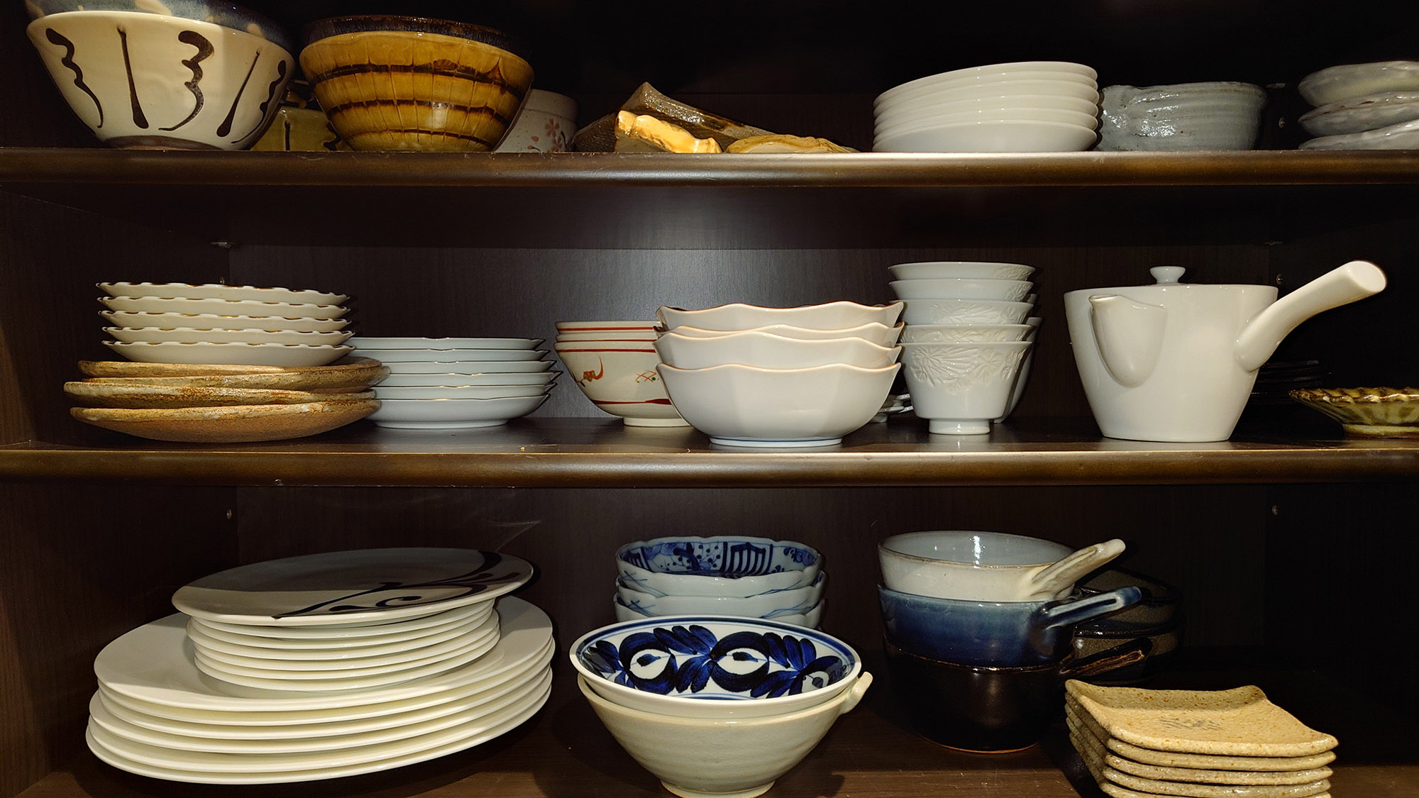 ・【食器】多種多様な食器を揃えております。お食事に合わせて食器選びもお楽しみいただけます