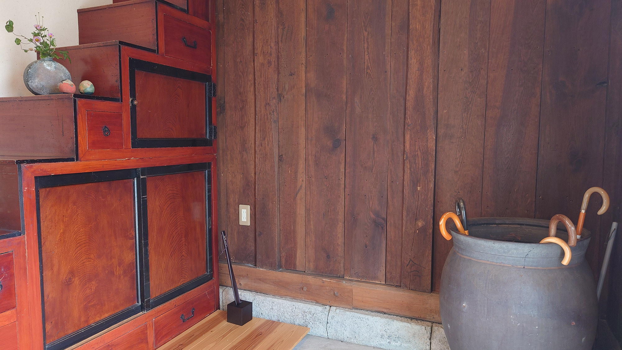 ・【エントランス】80年の歴史を感じられる空間です。陶器の傘立てが蔵が持つ和の雰囲気をより高めます