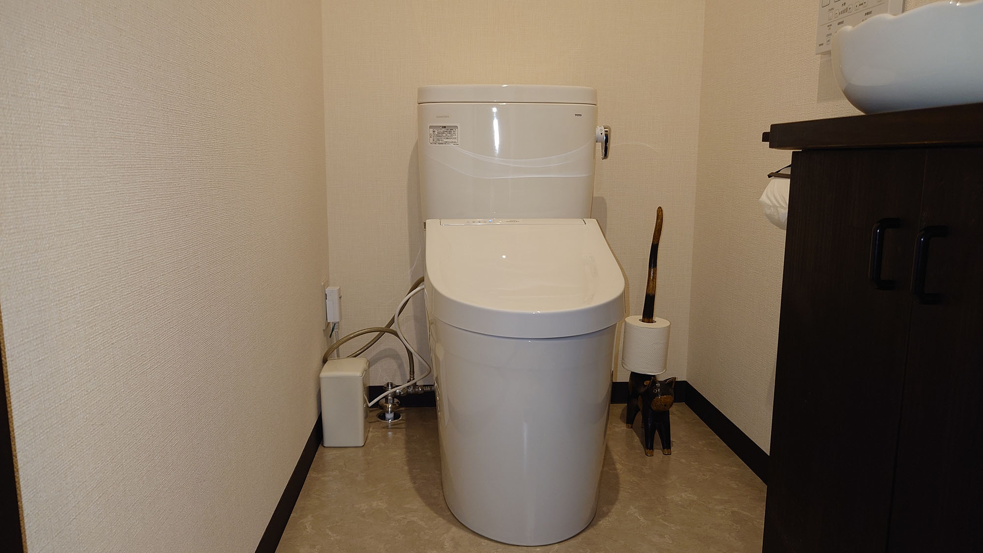 ・【トイレ】手洗い場を備えたトイレです。温水洗浄機能付きで快適にご利用いただけます