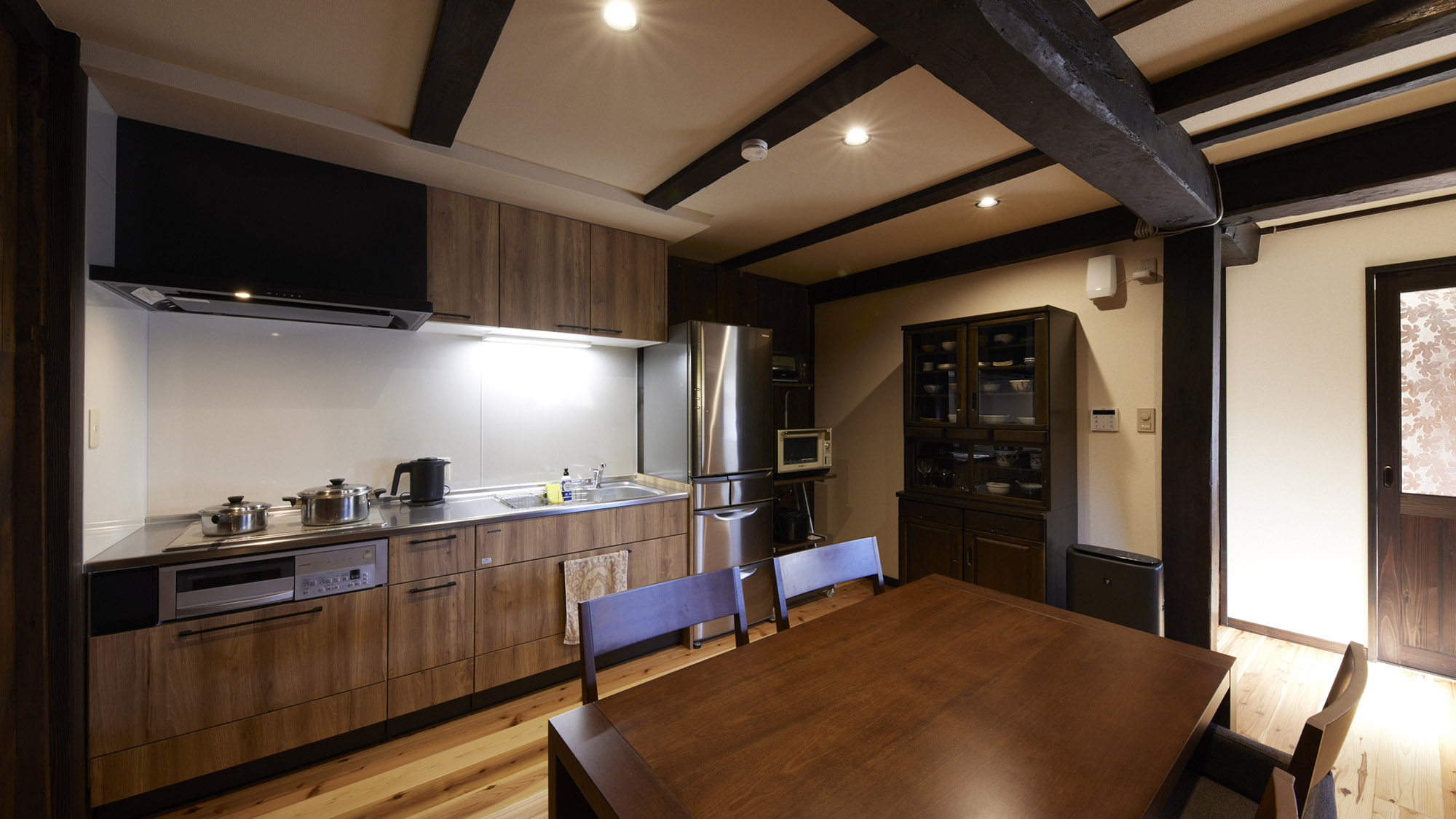 ・【キッチン】キッチンにはグリルもついており、ご自宅と遜色なくお料理をお楽しみいただけます