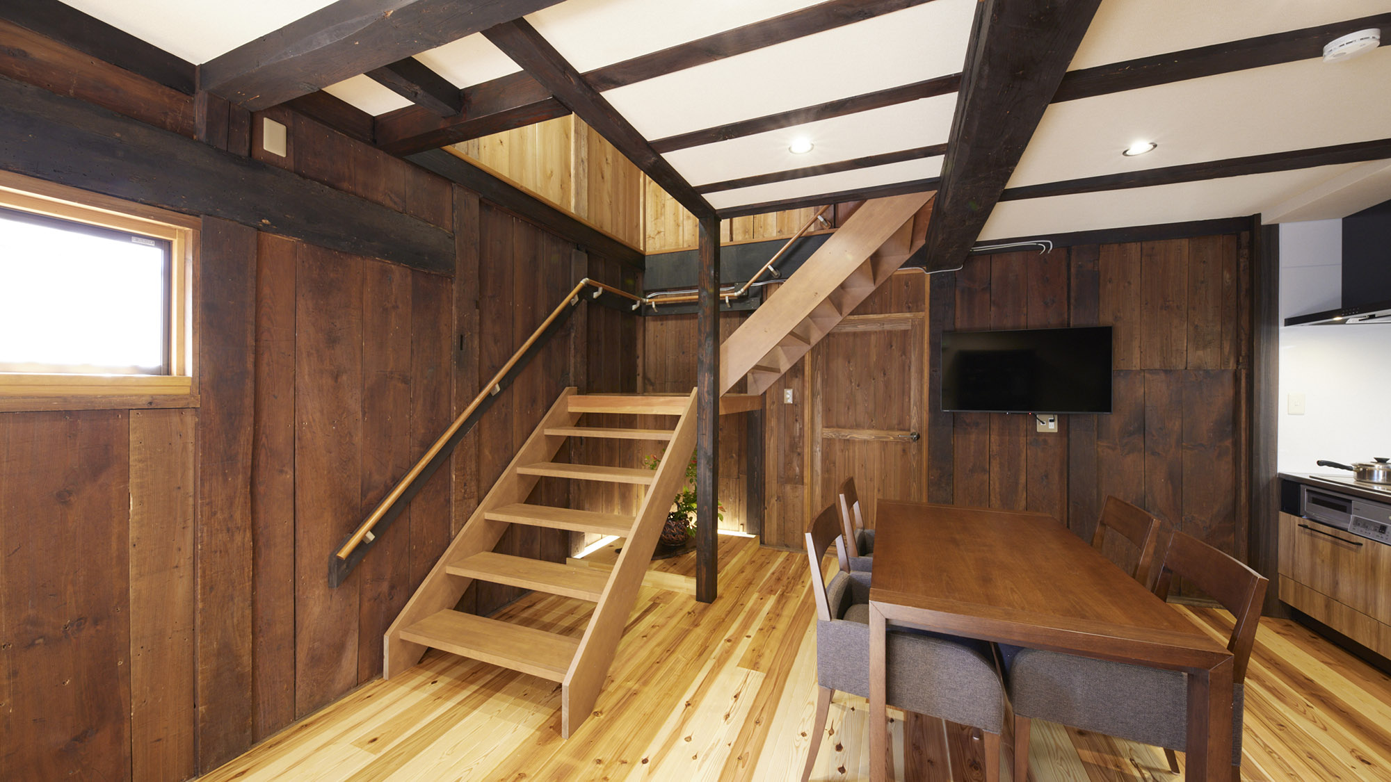 ・【室内】ダイニング横の階段は、2階の寝室スペースに続きます。生活動線が楽で快適にご滞在いただけます