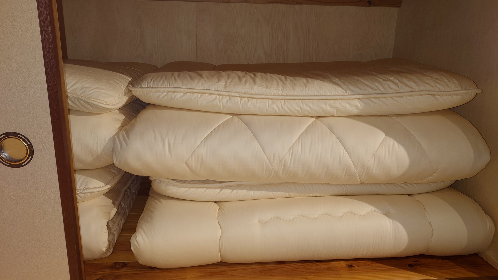 ・【布団】布団を4組ご用意しております。並べて敷き、お連れ様と遅くまで語り合う時間をお楽しみください