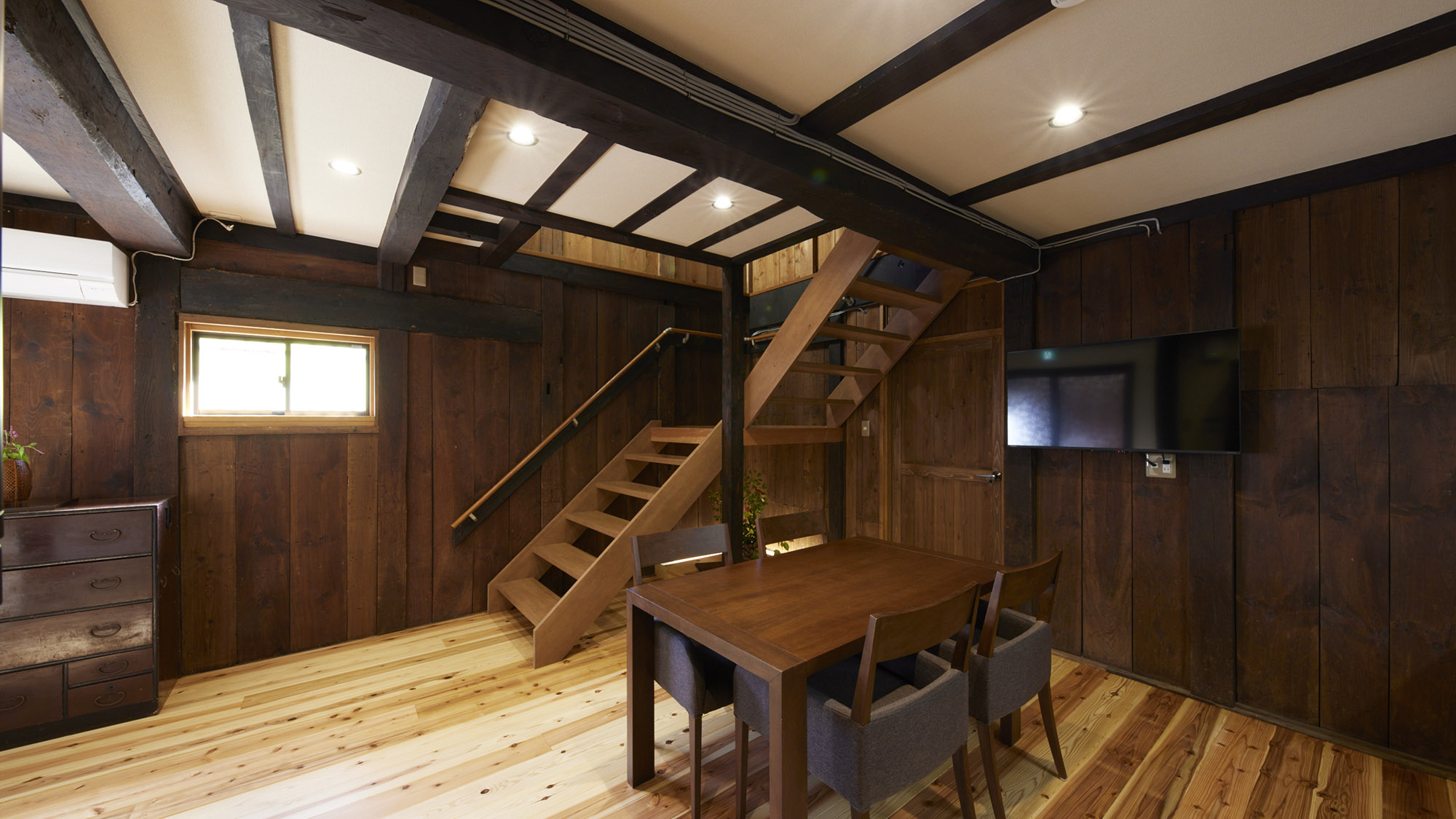 ・【ダイニング】壁にはテレビも設置しております。食事や会話を楽しむ時間をお過ごしください