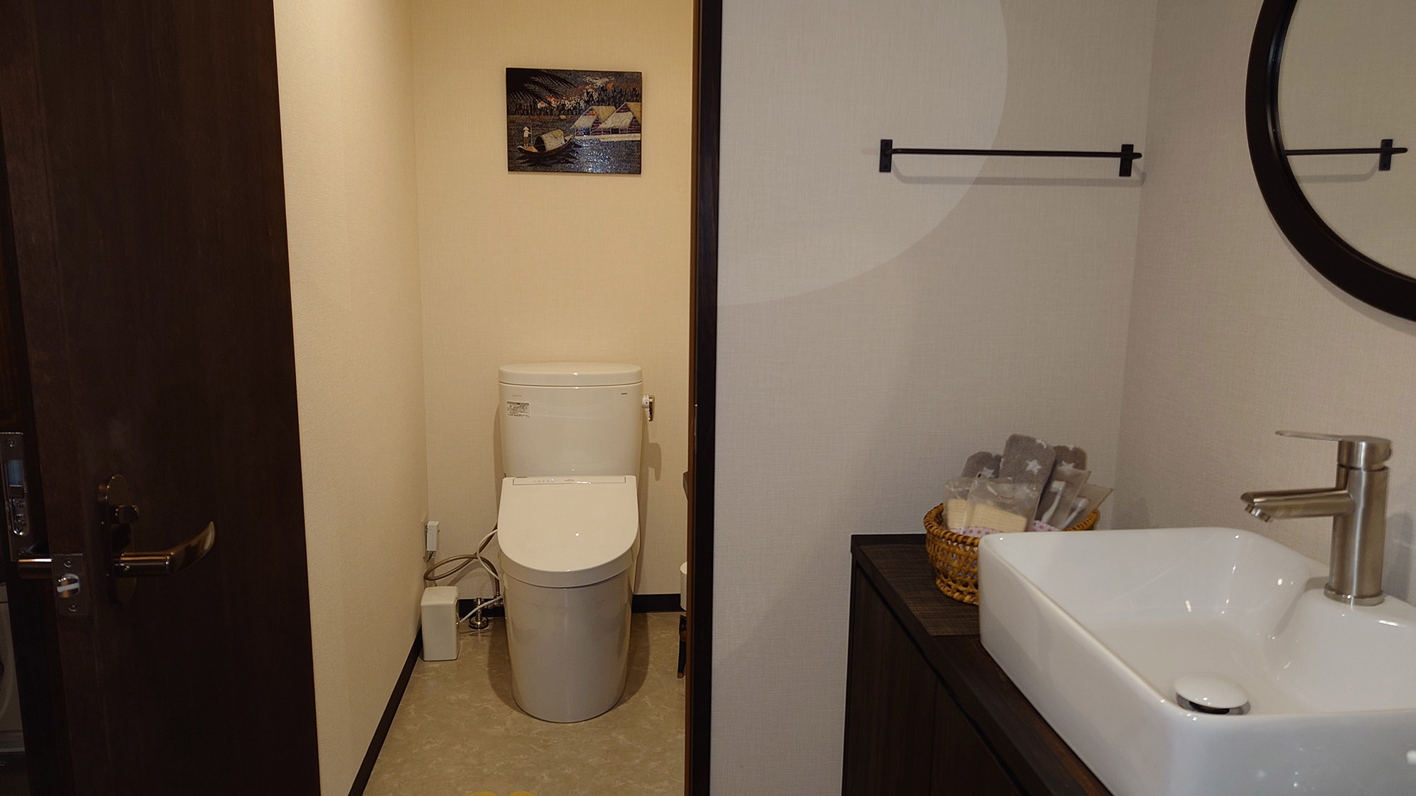 ・【トイレ】奥行きのある広々としたトイレ。洗面所が横にあり、使い勝手もよく便利です