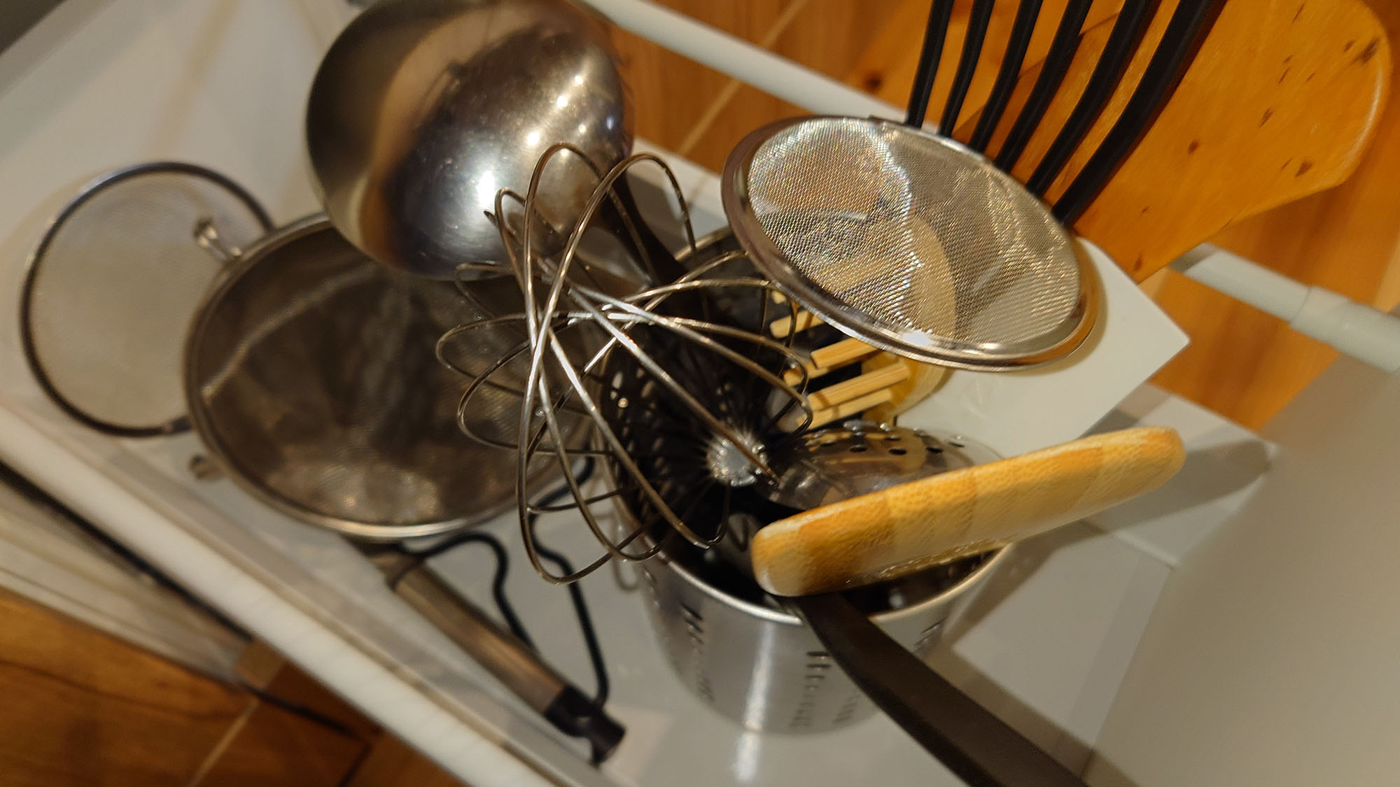 ・【キッチン】泡立て器やパスタレードルなど、様々なお料理に対応できる調理器具をご用意しております