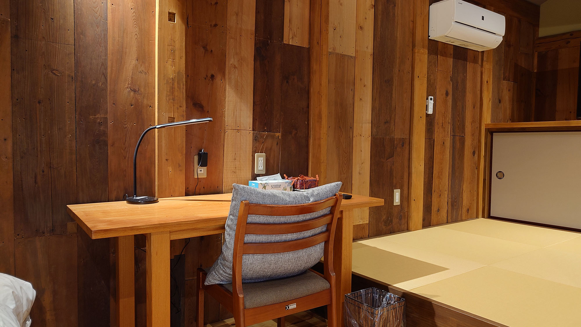 ・【ベッドルーム】読書やお仕事にもご利用いただける作業デスクを、ベッド横に完備しております