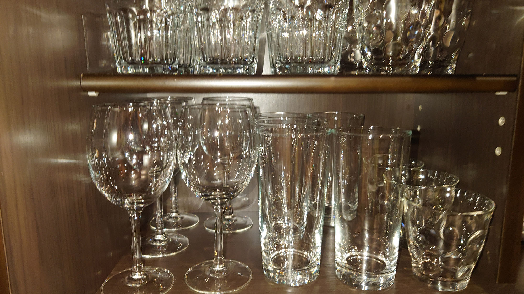 ・【食器】グラスの種類も充実。グループ旅行でも問題なくご利用いただける数をご用意しております