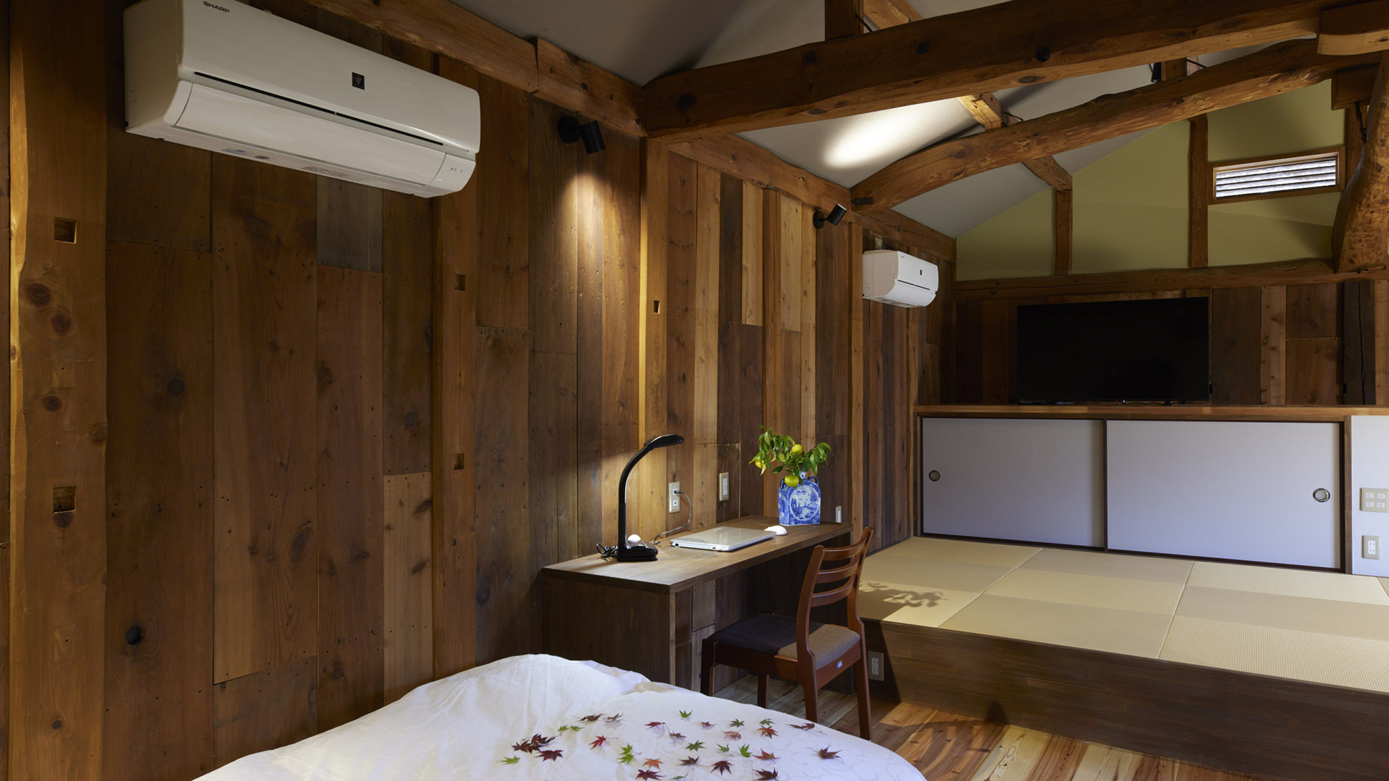 ・【ベッドルーム】エアコンは2台完備しております。暑い夏や寒い冬でも快適にお寛ぎいただけます