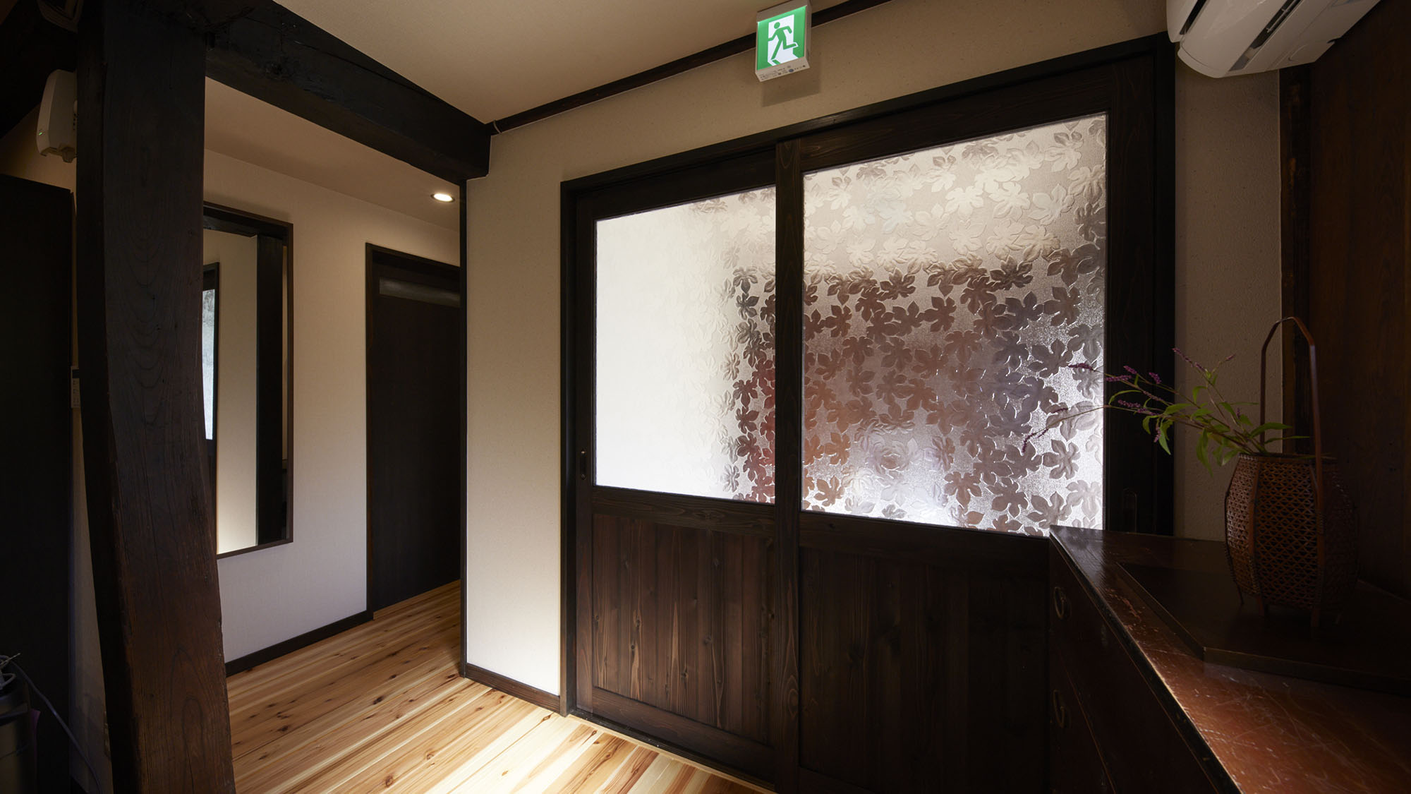 ・【ダイニング】現代風な内装で新しい設備が揃いながらも、すりガラスなどの随所で歴史を感じられます