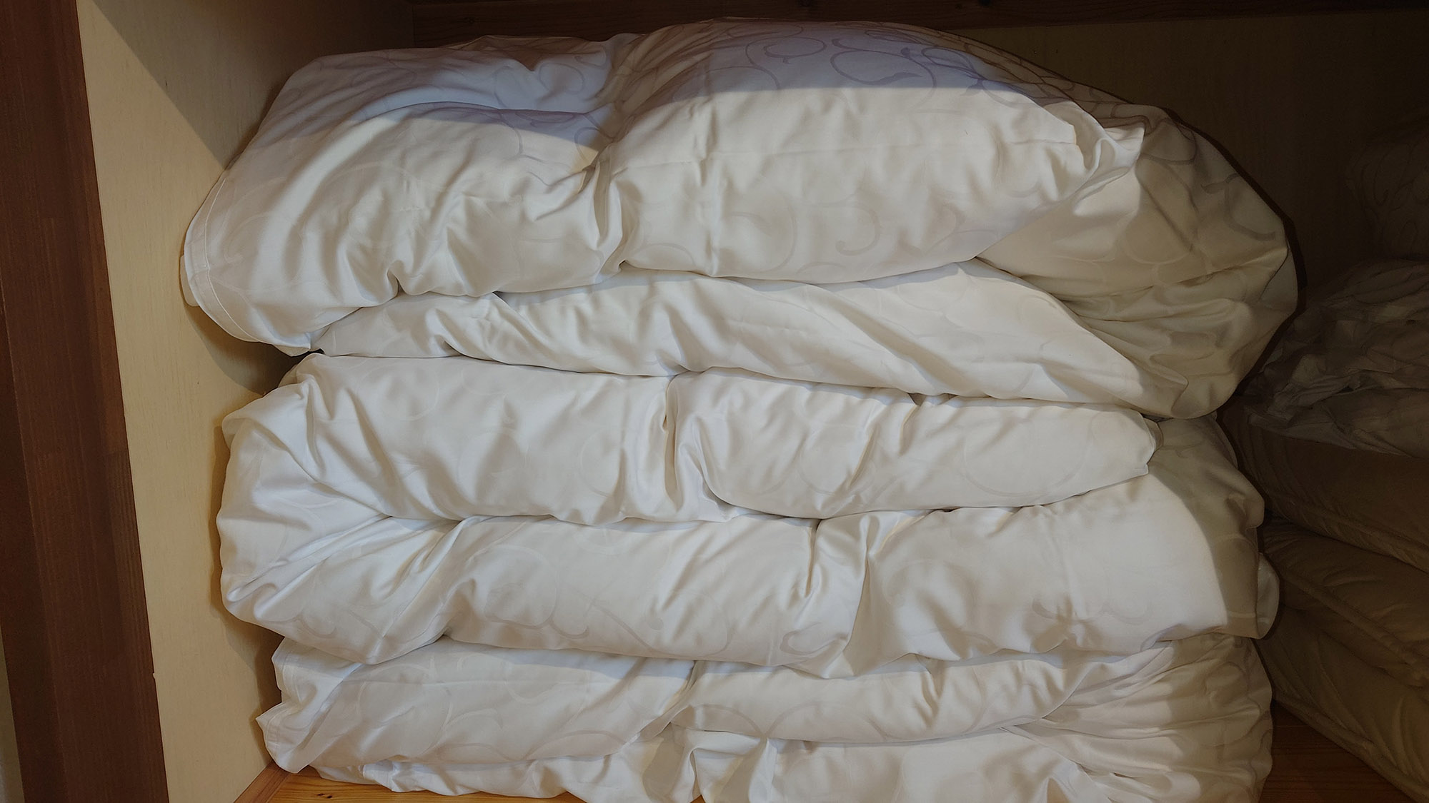 ・【布団】2階には琉球畳の小上がりがございます。そちらに4組布団を敷いてお寛ぎいただけます