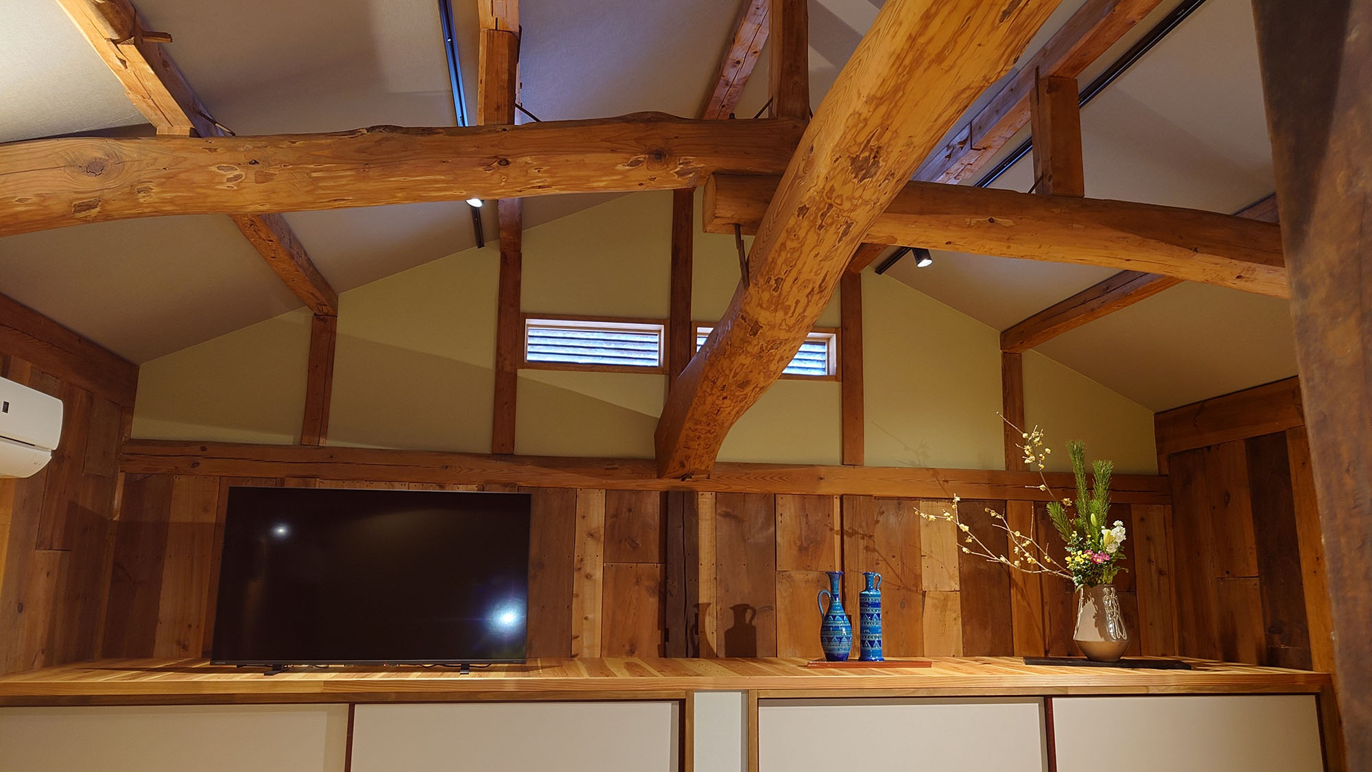 ・【ベッドルーム】太い木を利用した梁が印象的な空間です。天井が高く感じられ、解放感があります