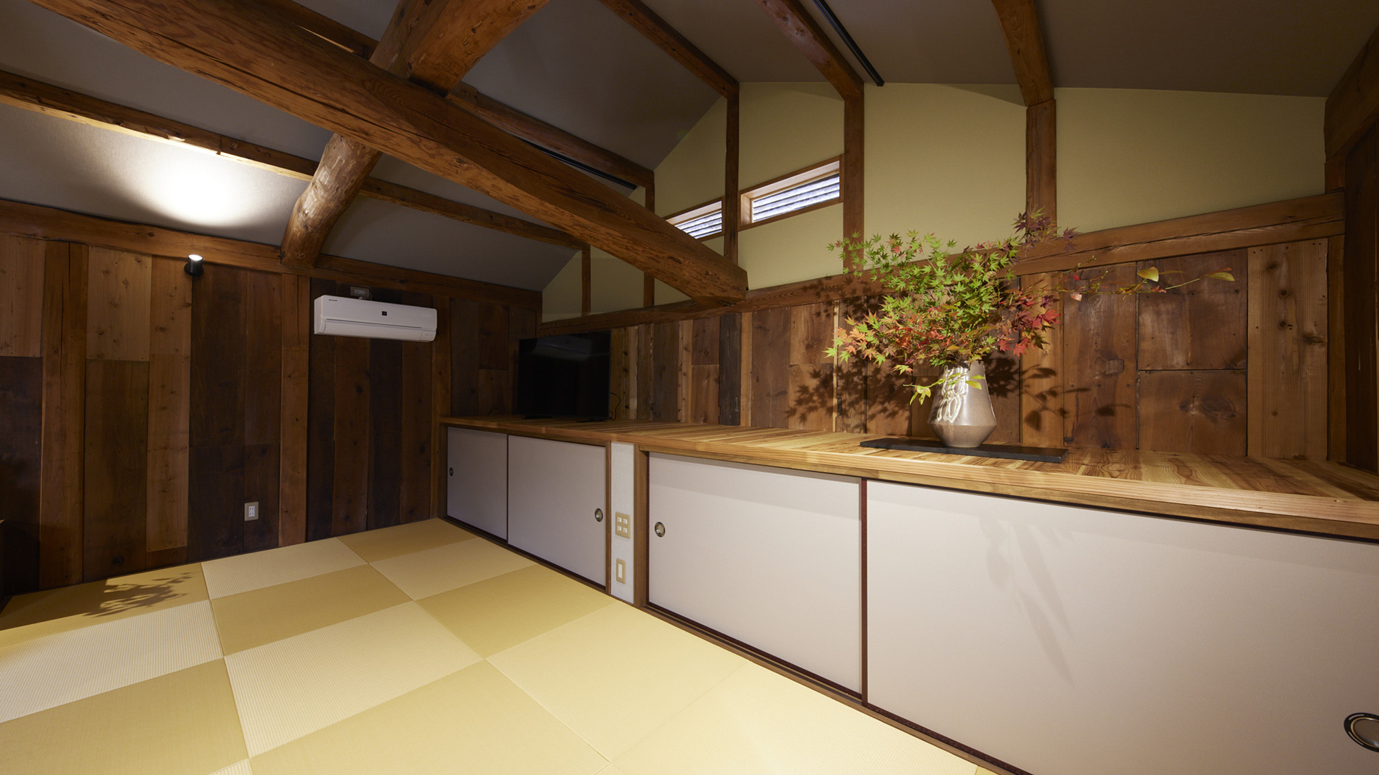 ・【ベッドルーム】木の温もりを感じられる寛ぎ空間です。快適装備の宿で、リラックスしてお過ごしください