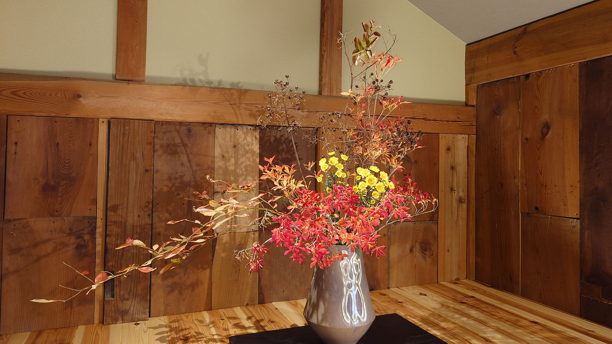 ・【室内】季節を表す生け花を飾っております。館内にいながら季節の移ろいを感じられます