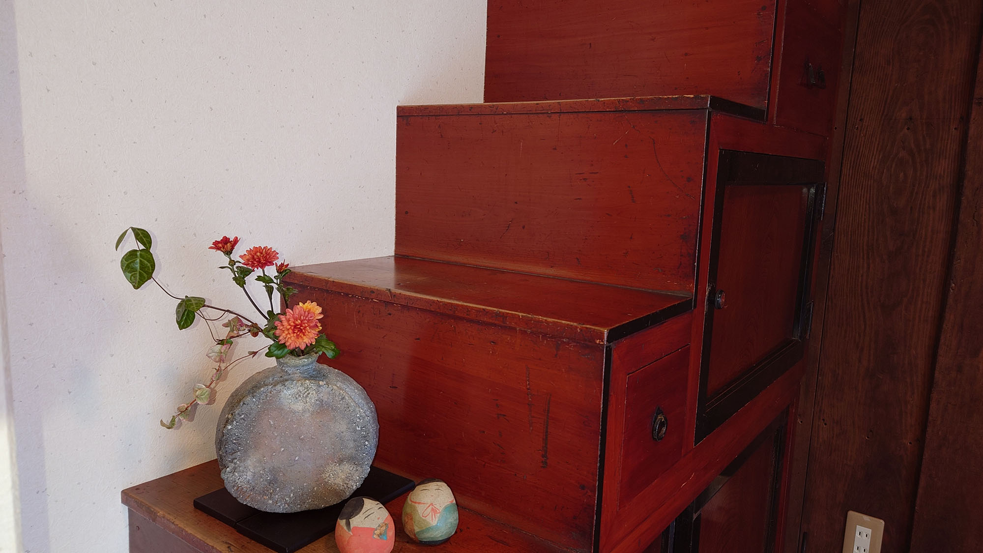 ・【エントランス】愛らしい小さな生け花がお客様をお出迎えします。暮らすような滞在をお楽しみください