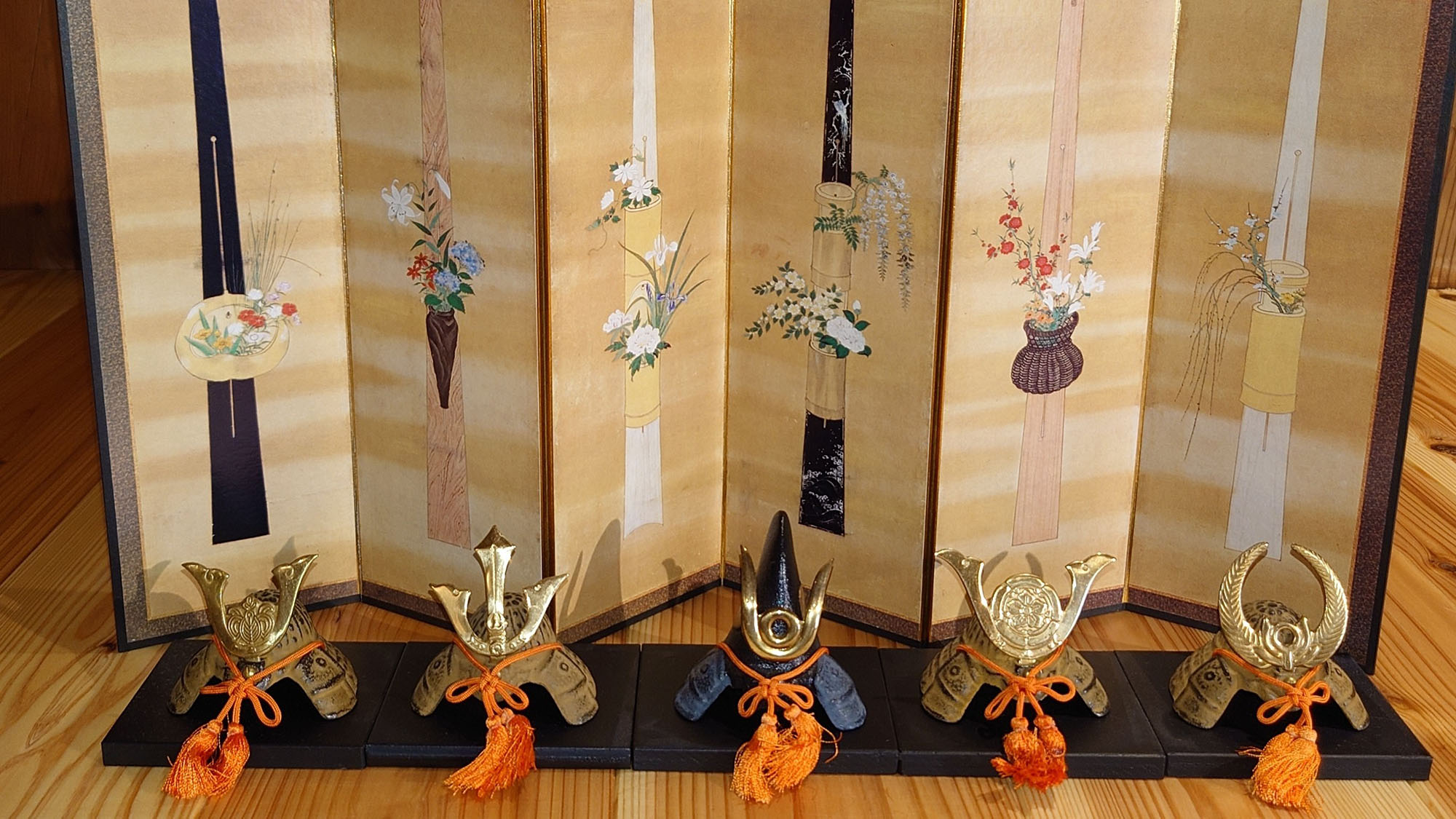 ・【室内】端午の節句に合わせ、兜飾りをしております。小さなお子様連れのご宿泊も歓迎です