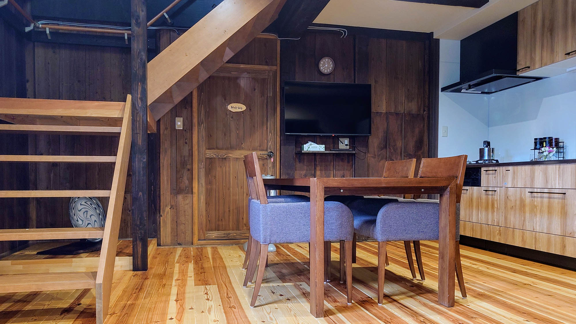 ・【ダイニング】木の温もりを感じられ、旅先ながらほっとひと息つけるような空間です