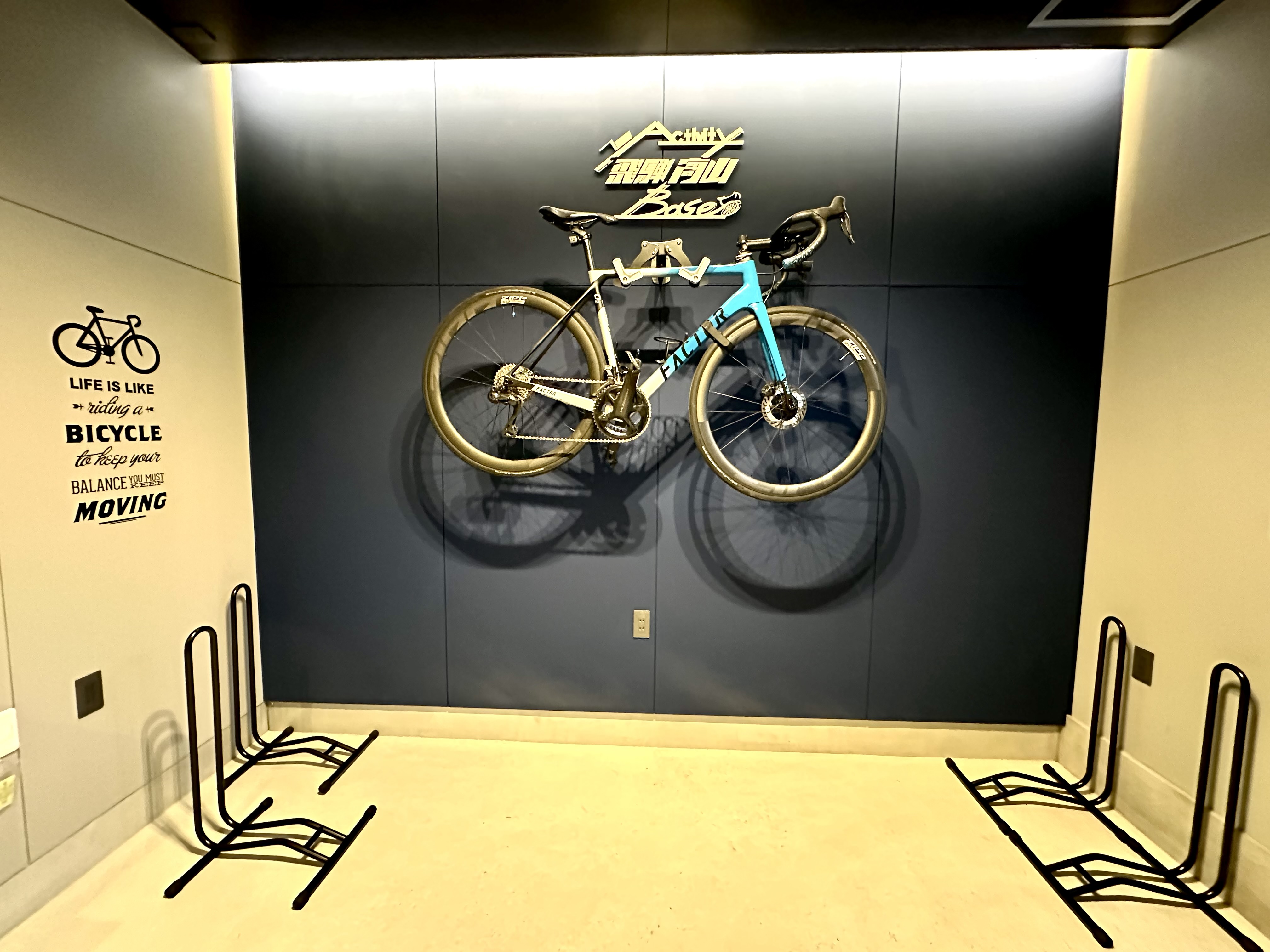 インスタ映えする壁とバイクハンガー