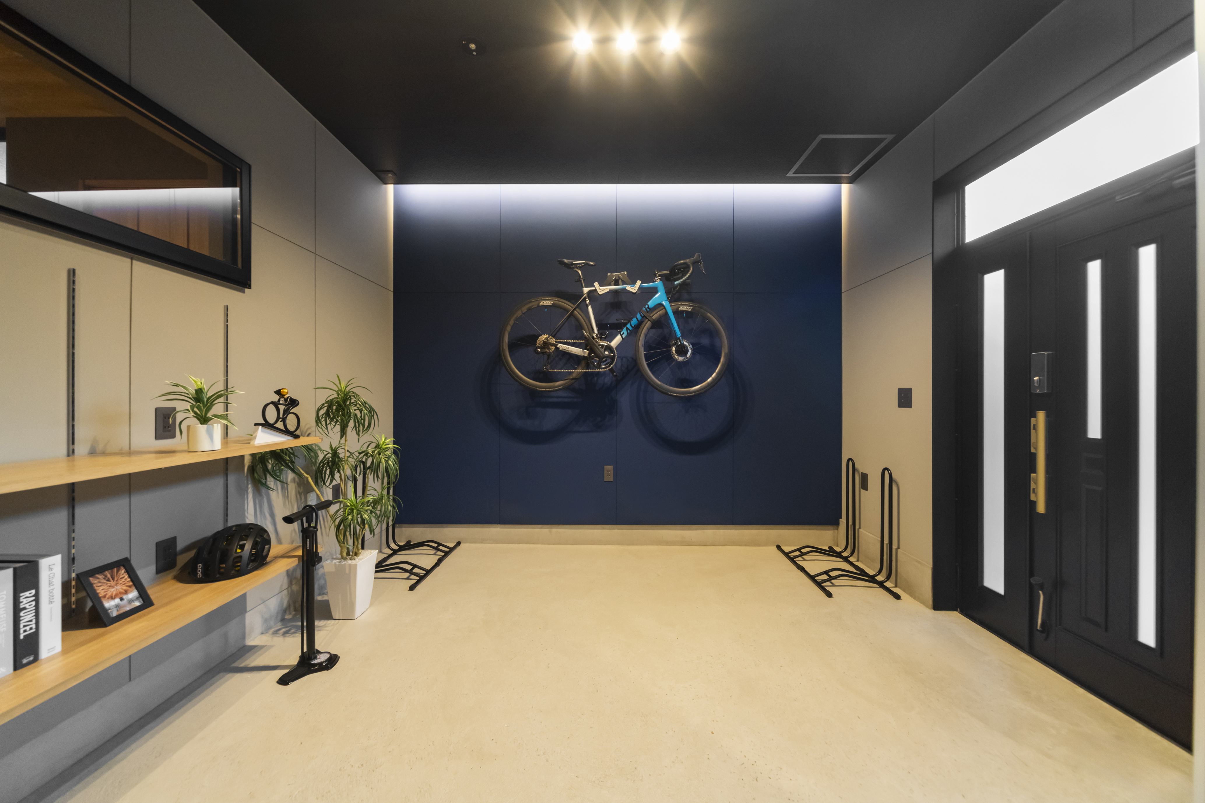 玄関フロア(廊下より）