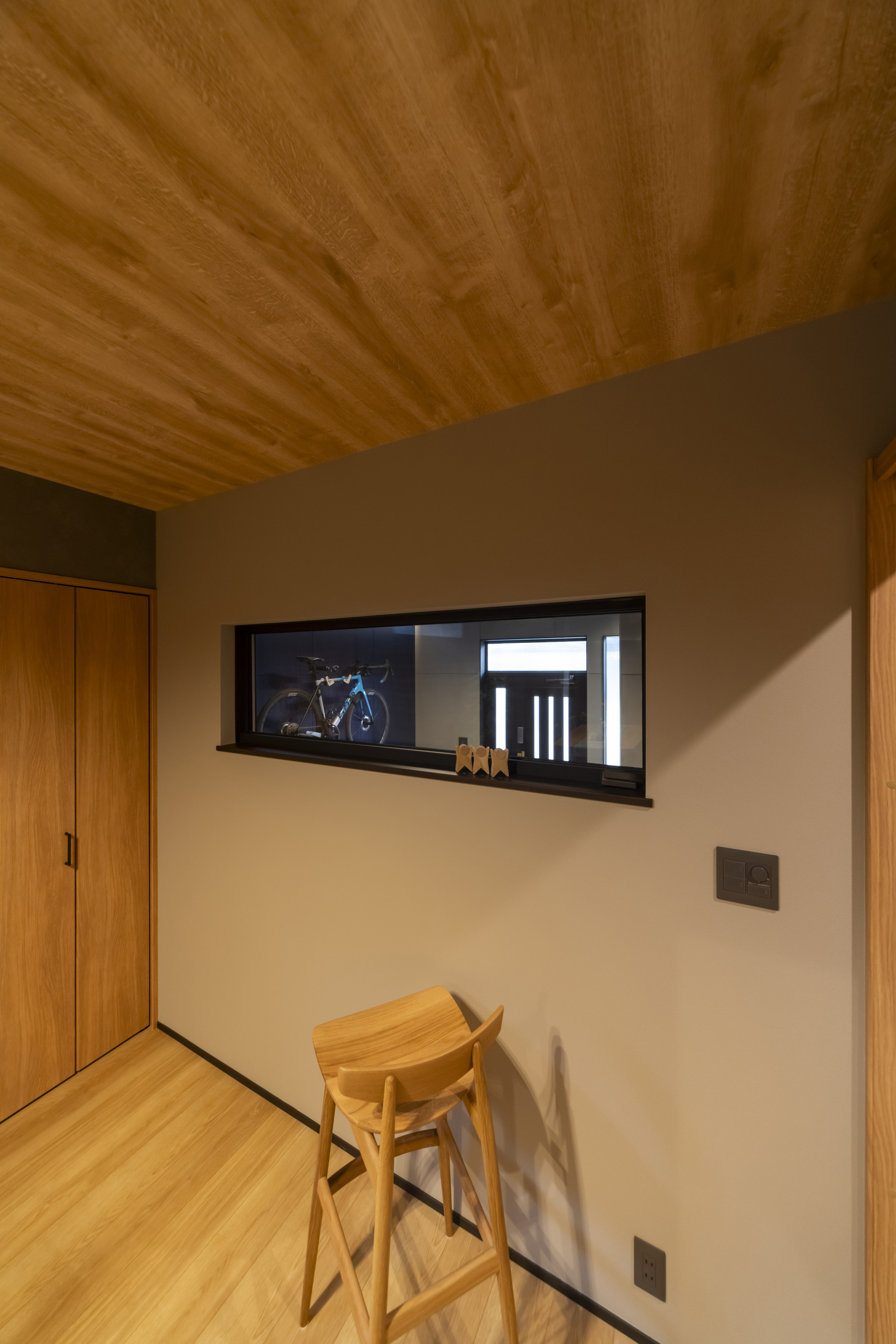 リビングから玄関ホールが見える窓