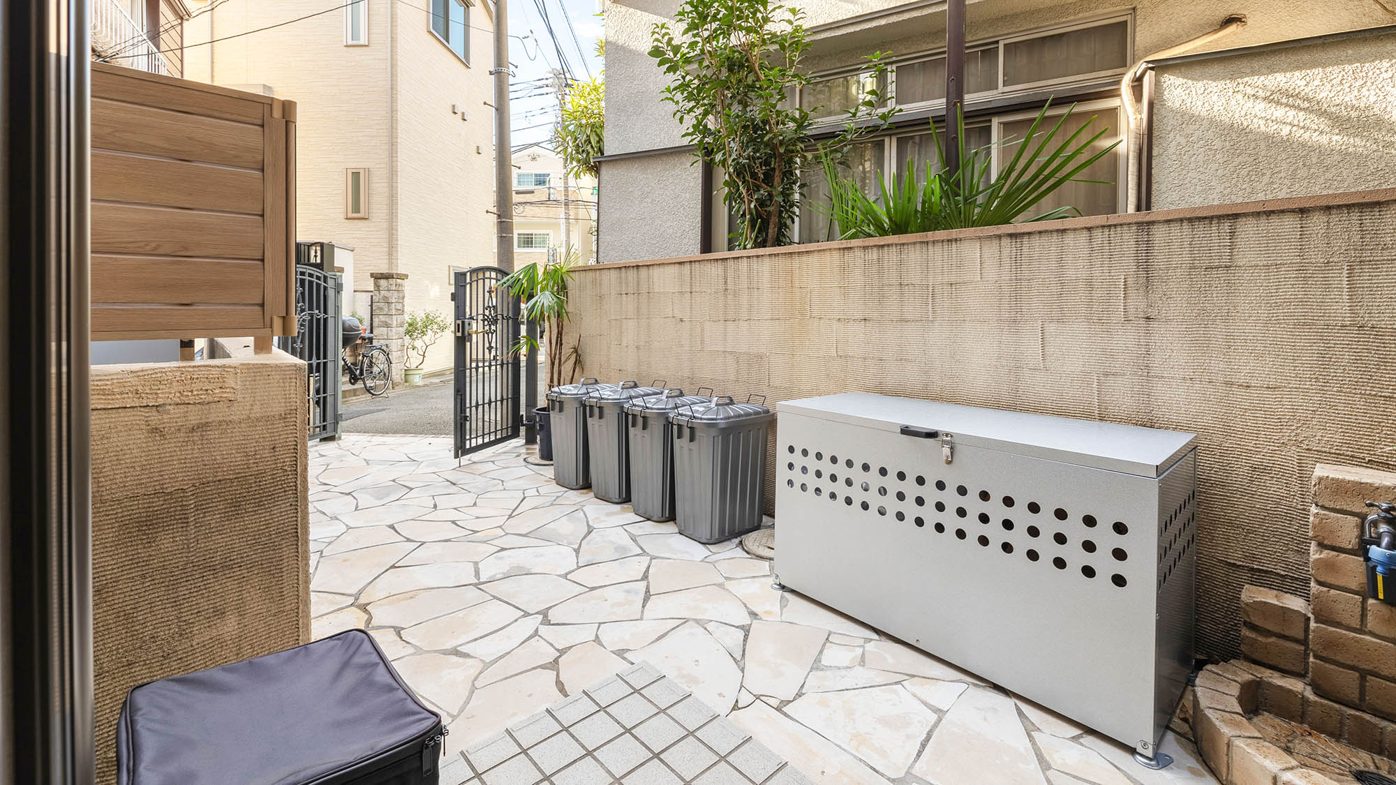 ・【エントランス】玄関横にポリペールをご用意。分別ゴミにご協力ください