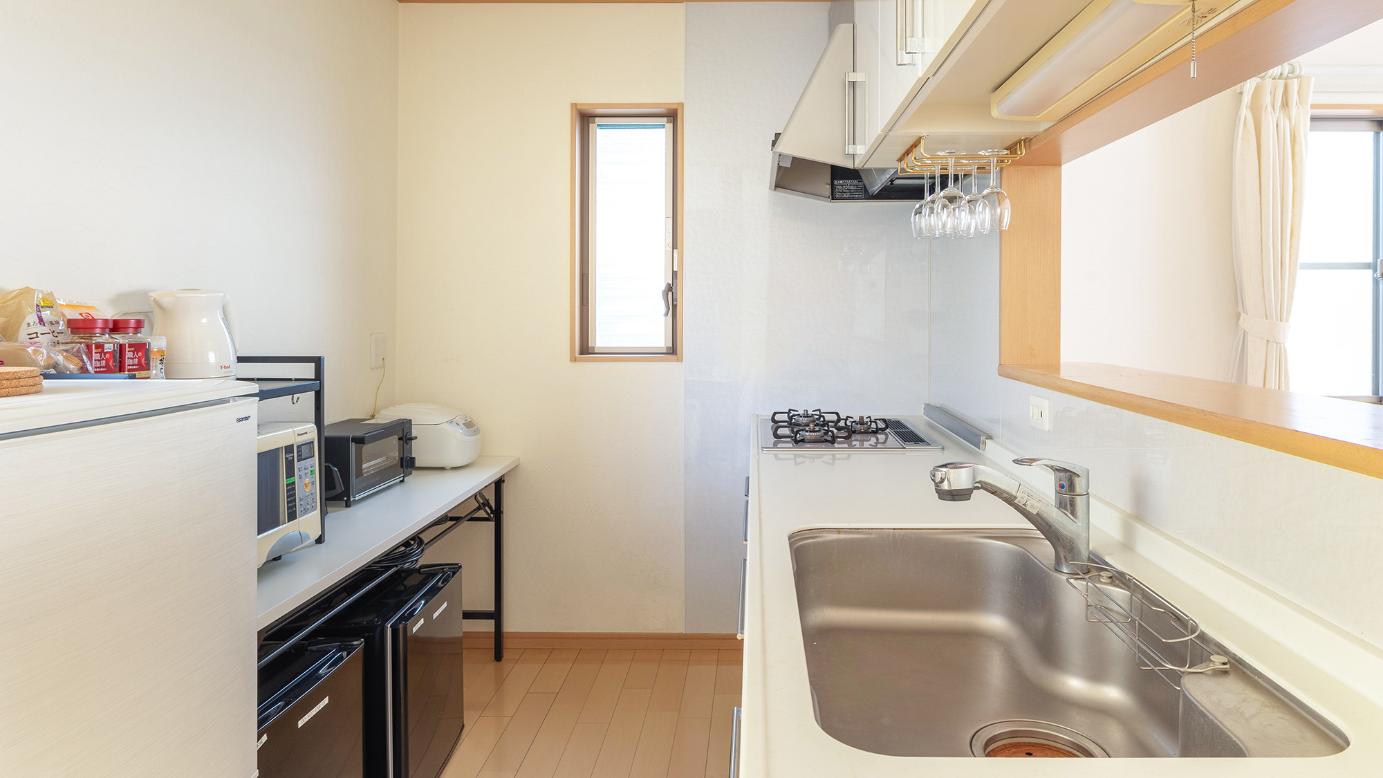 ・【キッチン】十分な広さの調理スペース。皆で一緒に調理ができます