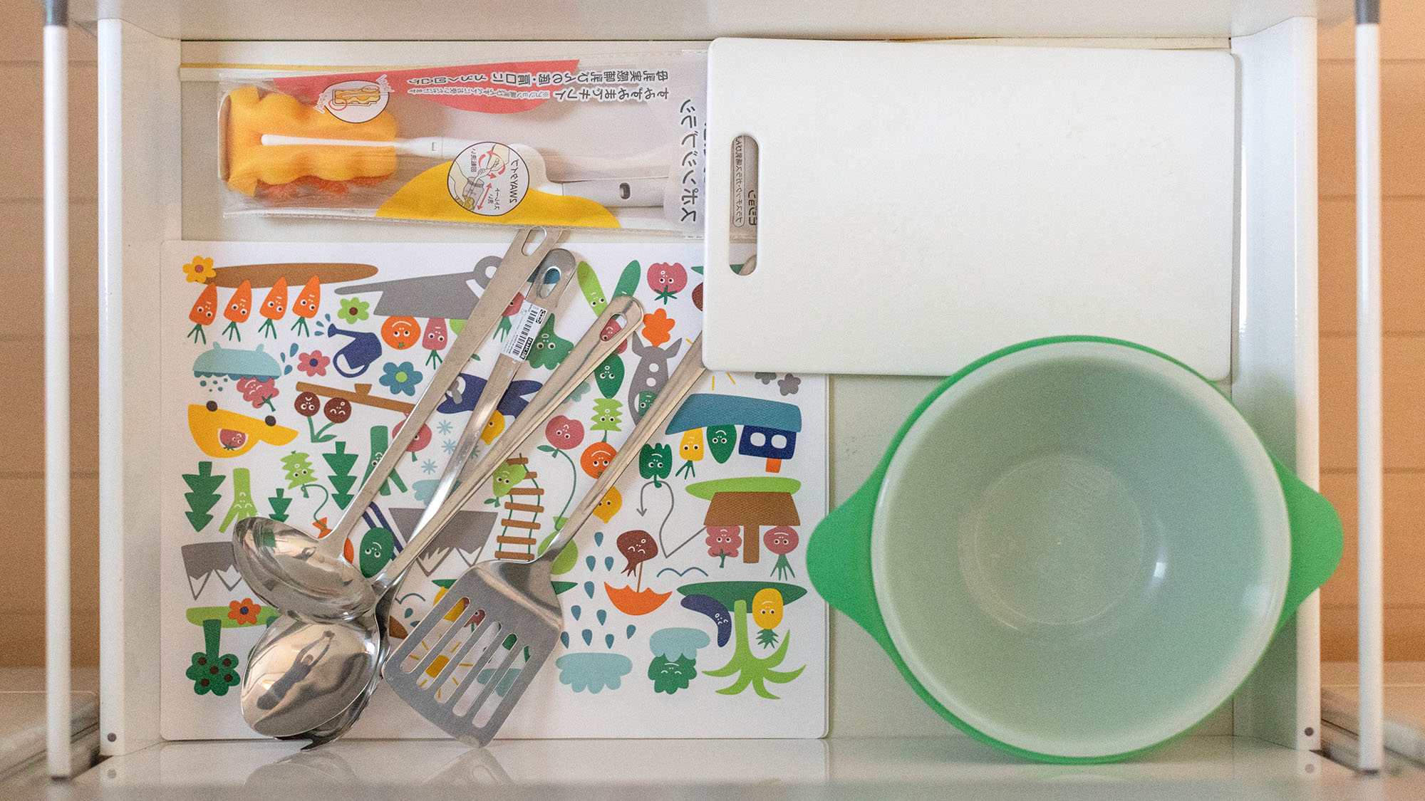 ・【キッチン】ボウルやまな板、フライ返し、お玉など調理に欠かせないアイテムを完備